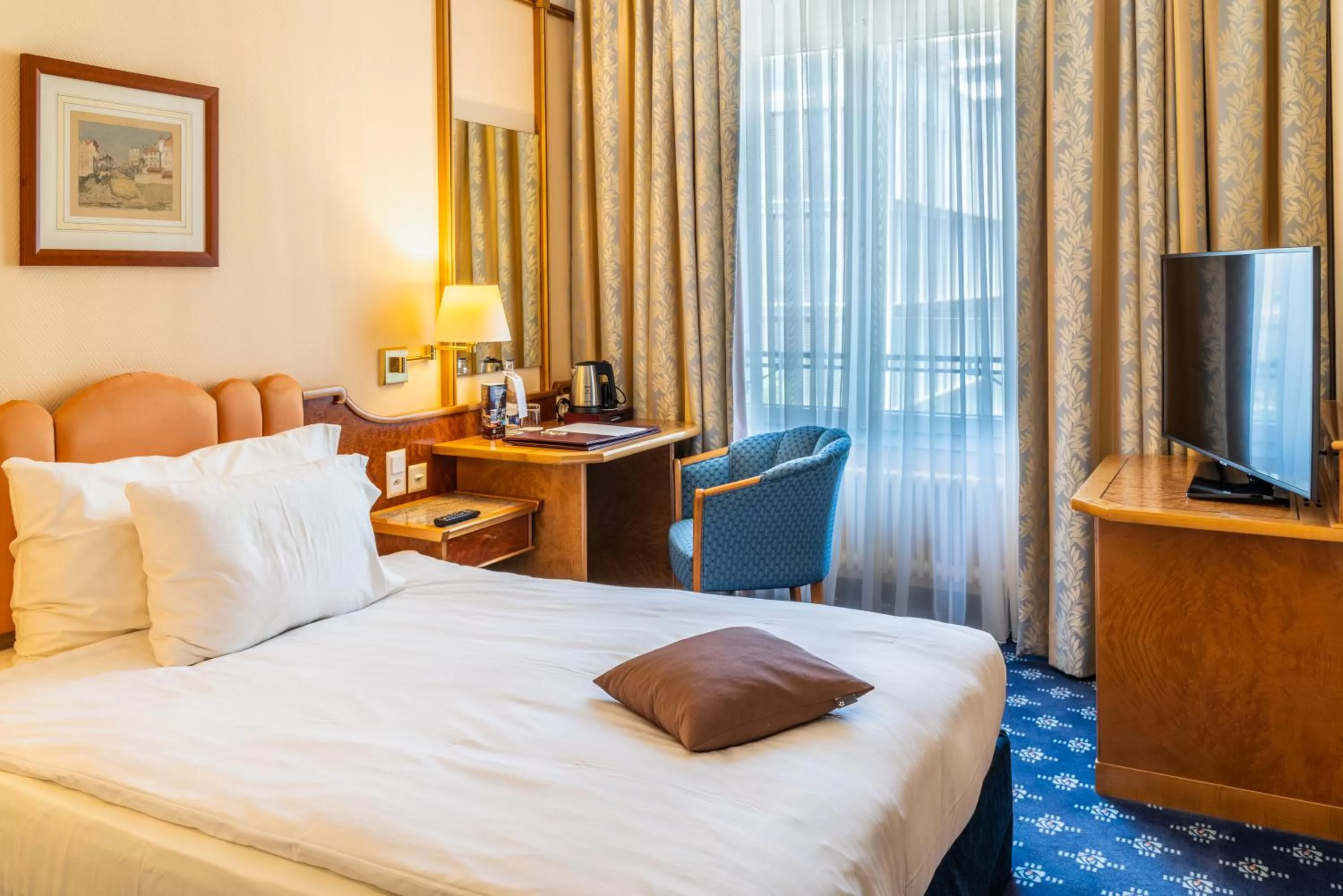 Photo of the whole room, Bed in Hotel Mirabeau, BW Signature Collection, Lausanne