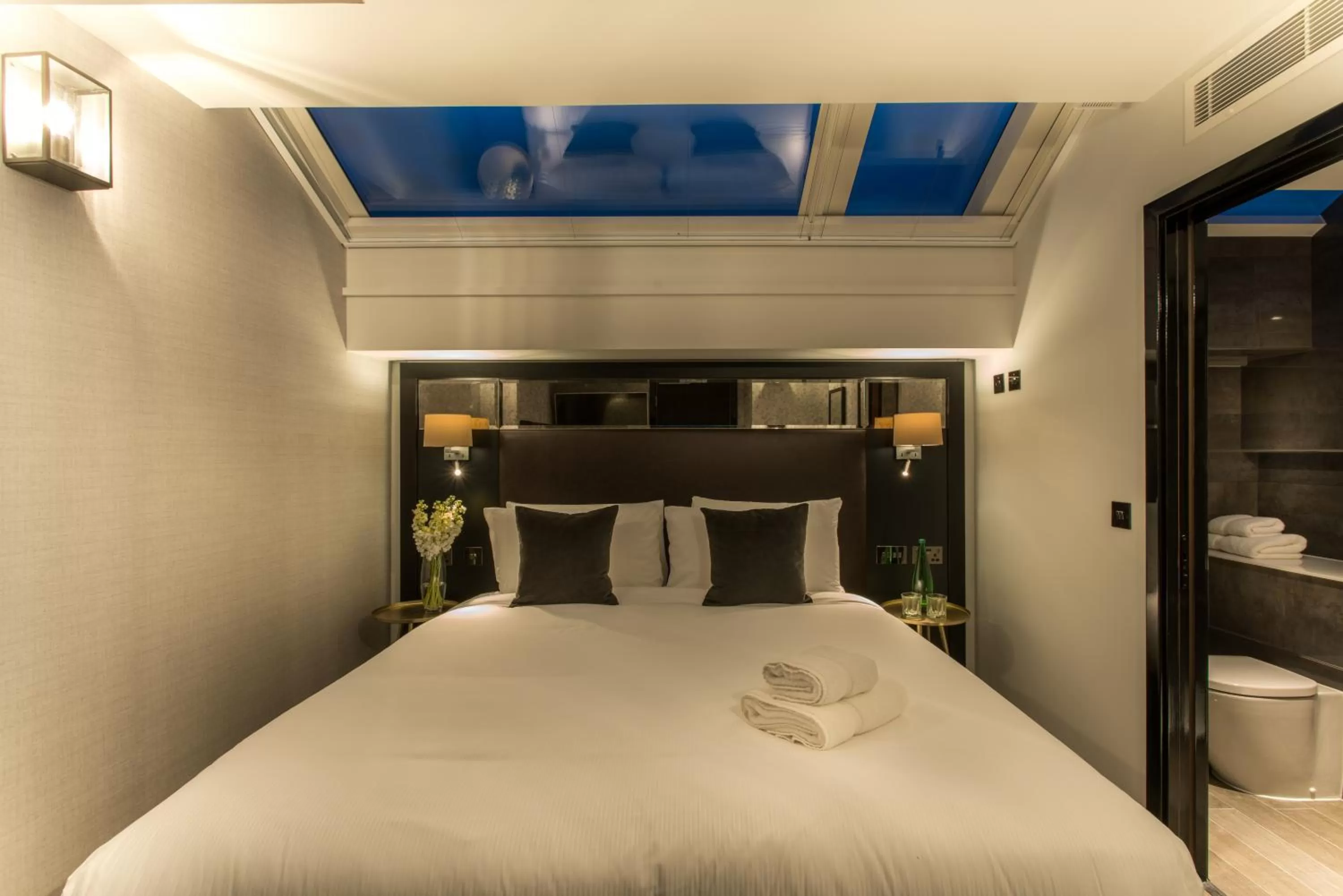 Bathroom, Bed in Camden Enterprise Hotel