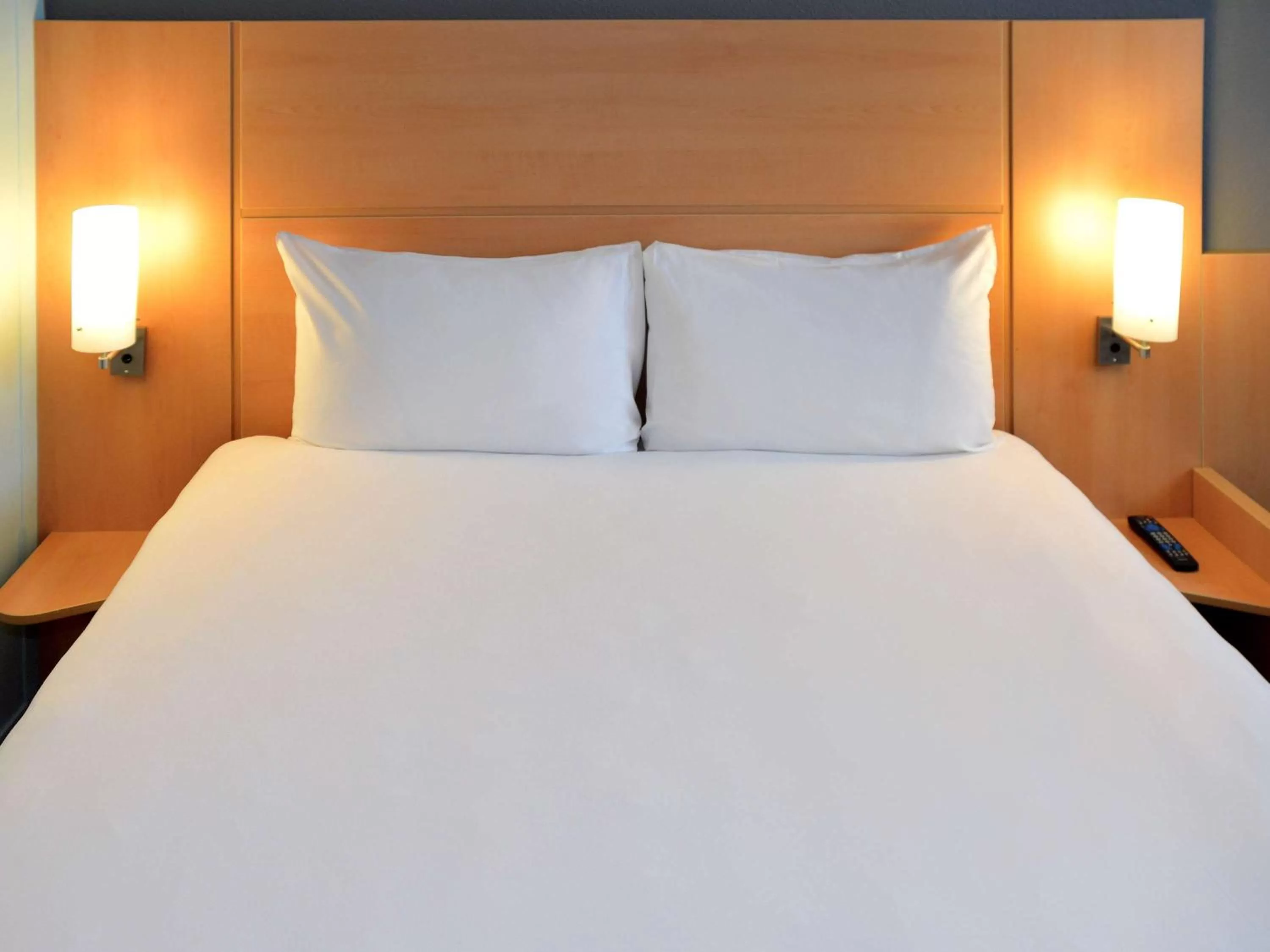 Photo of the whole room, Bed in ibis London Thurrock M25