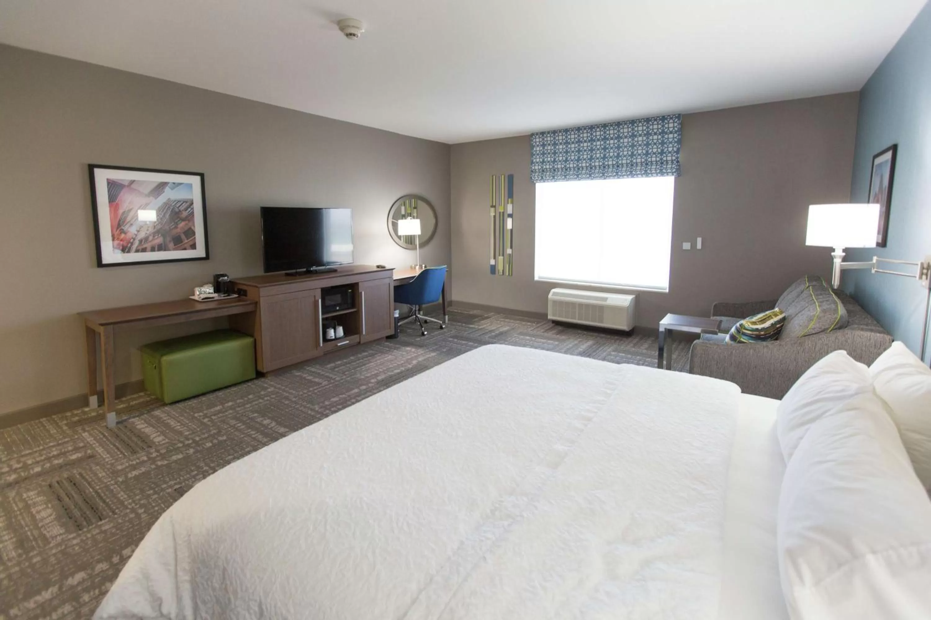 Bedroom, Bed in Hampton Inn & Suites Stroud