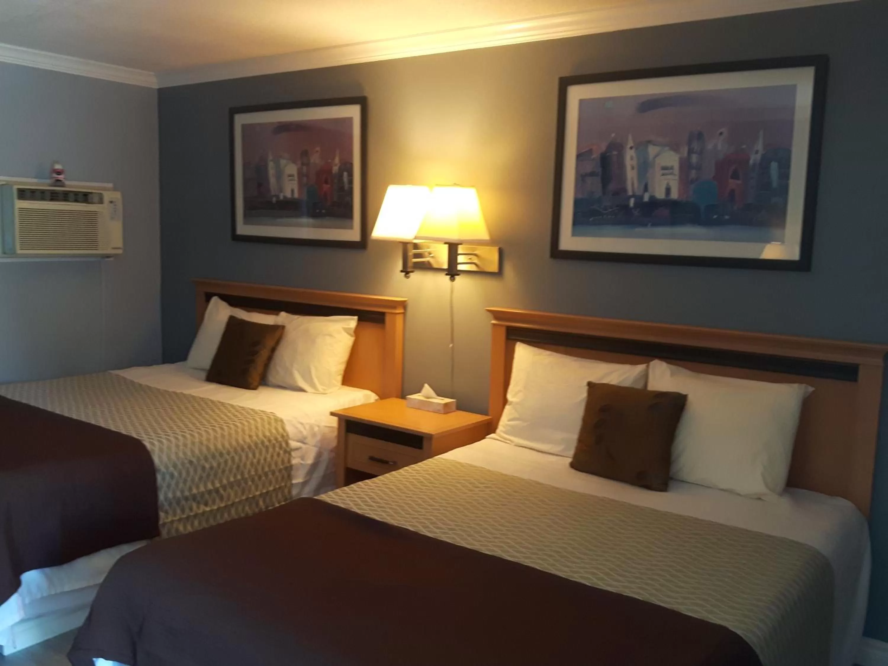 Bed in Fuller Lake Chemainus Motel