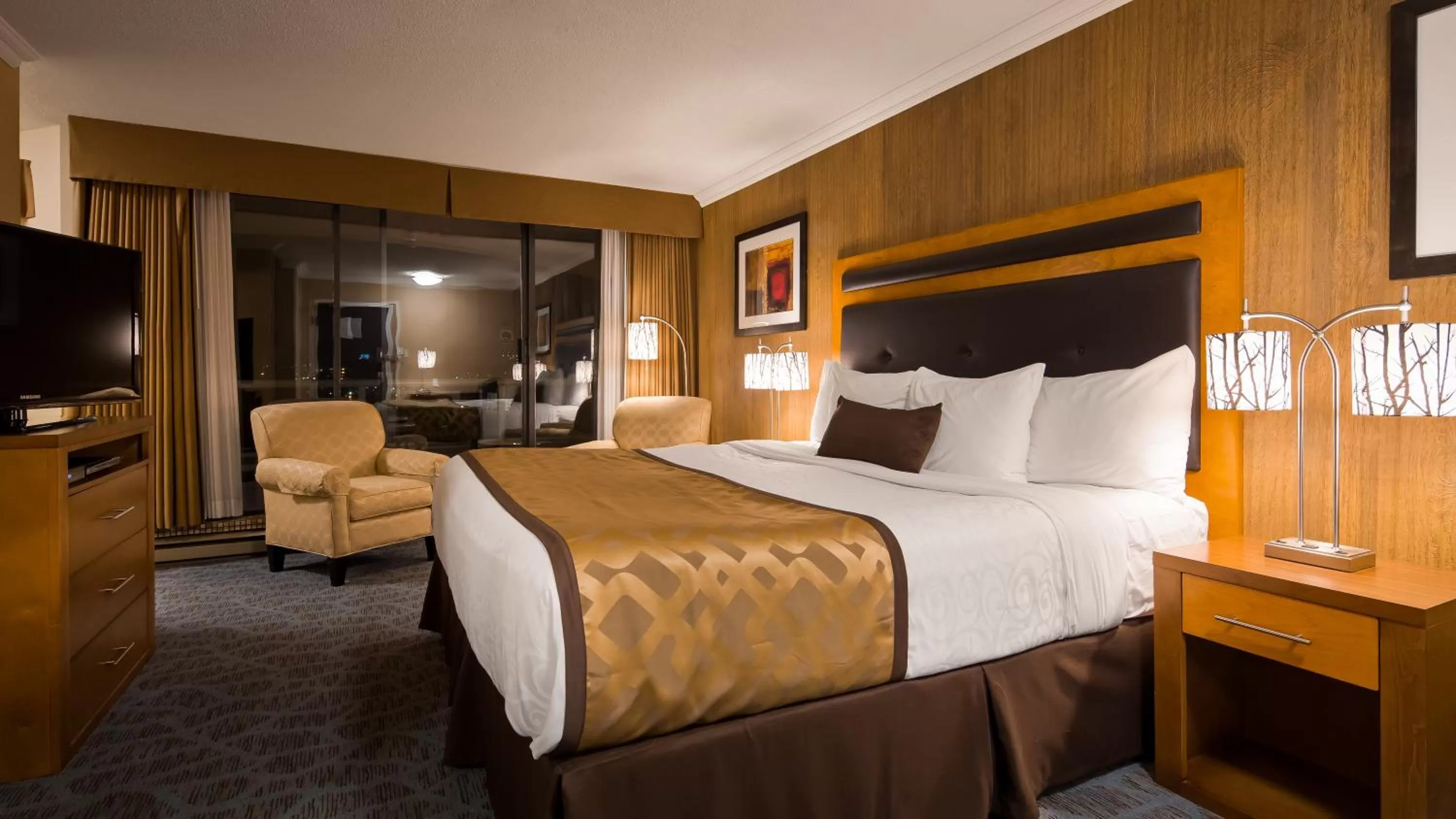 Photo of the whole room, Bed in Best Western PLUS Inner Harbour Hotel