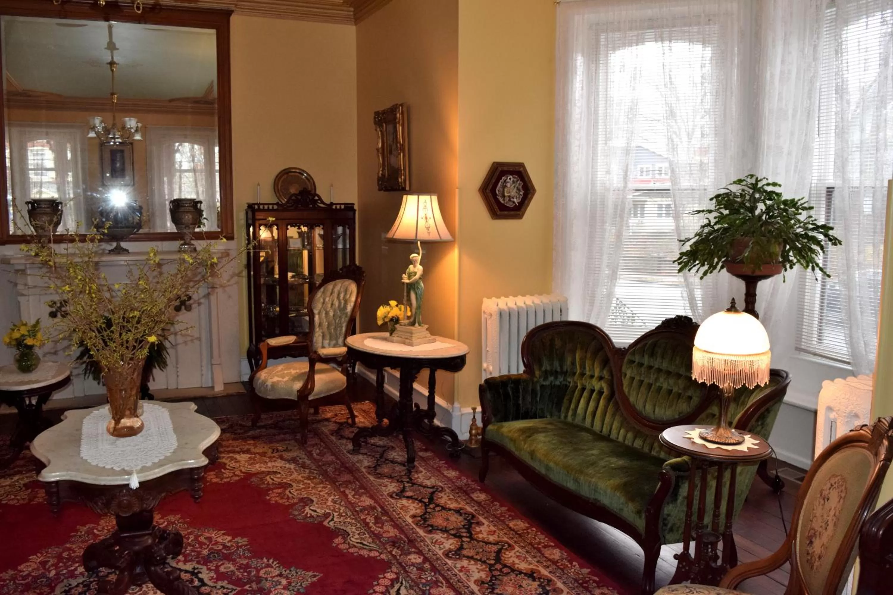 Living room in Gifford-Risley House Bed and Breakfast