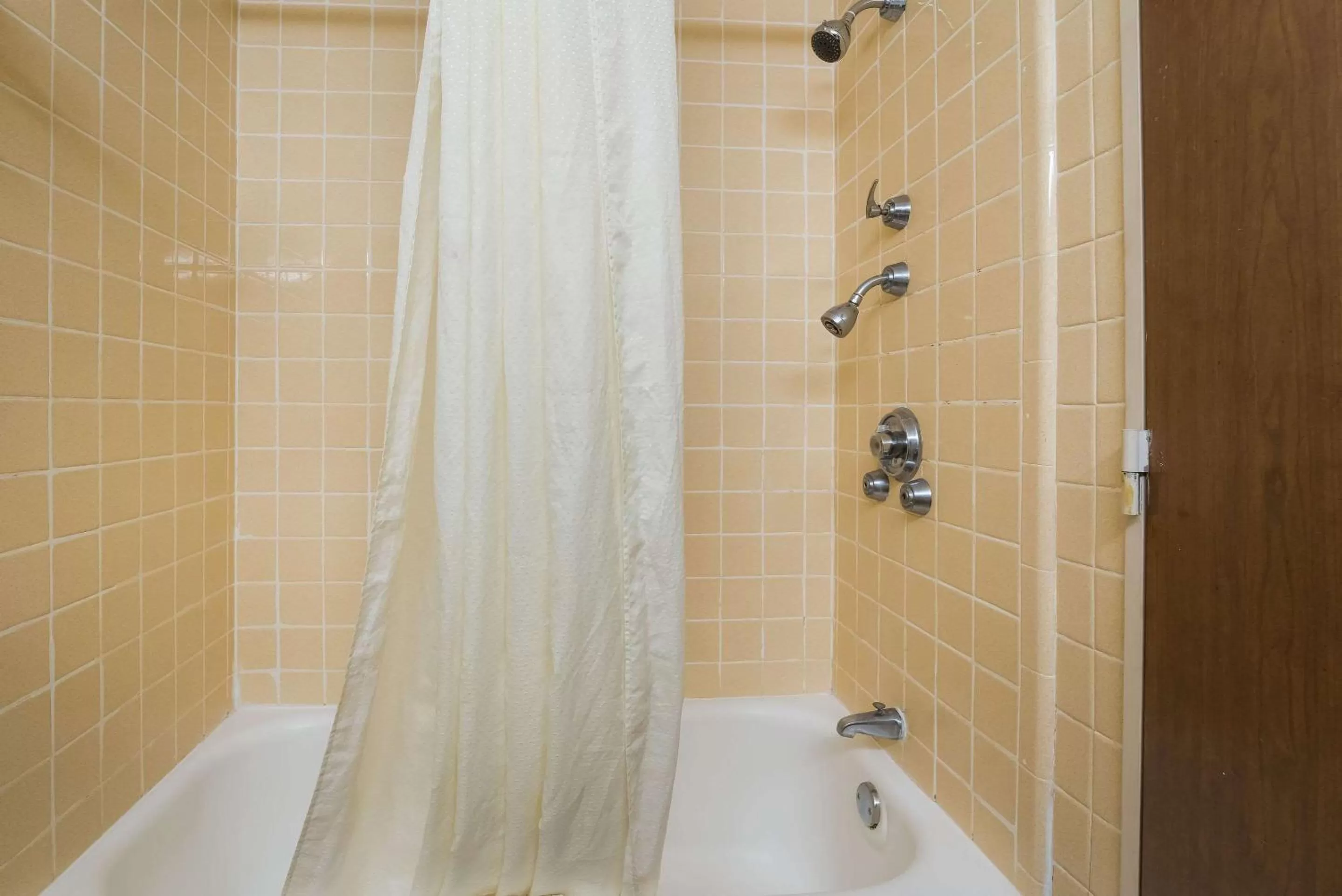 Bathroom in Perry Inn & Suites By Capital O National Fairground GA I 75