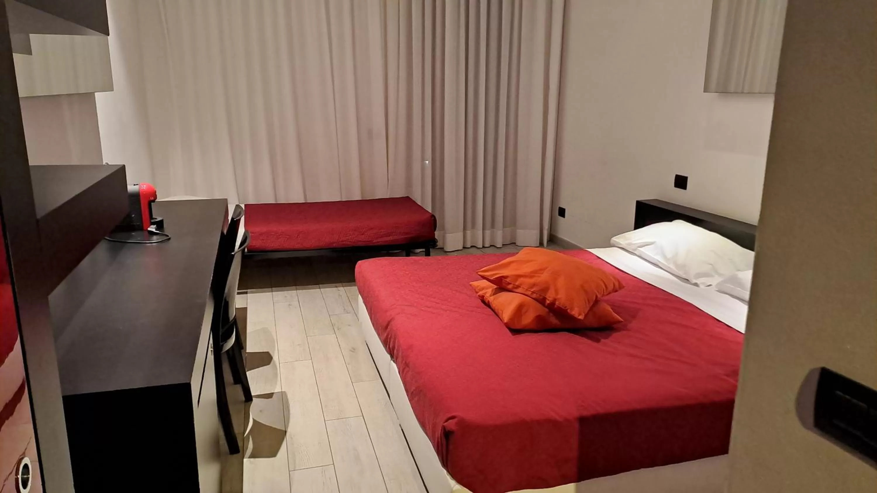 Bedroom, Bed in Blue Shades Hotel