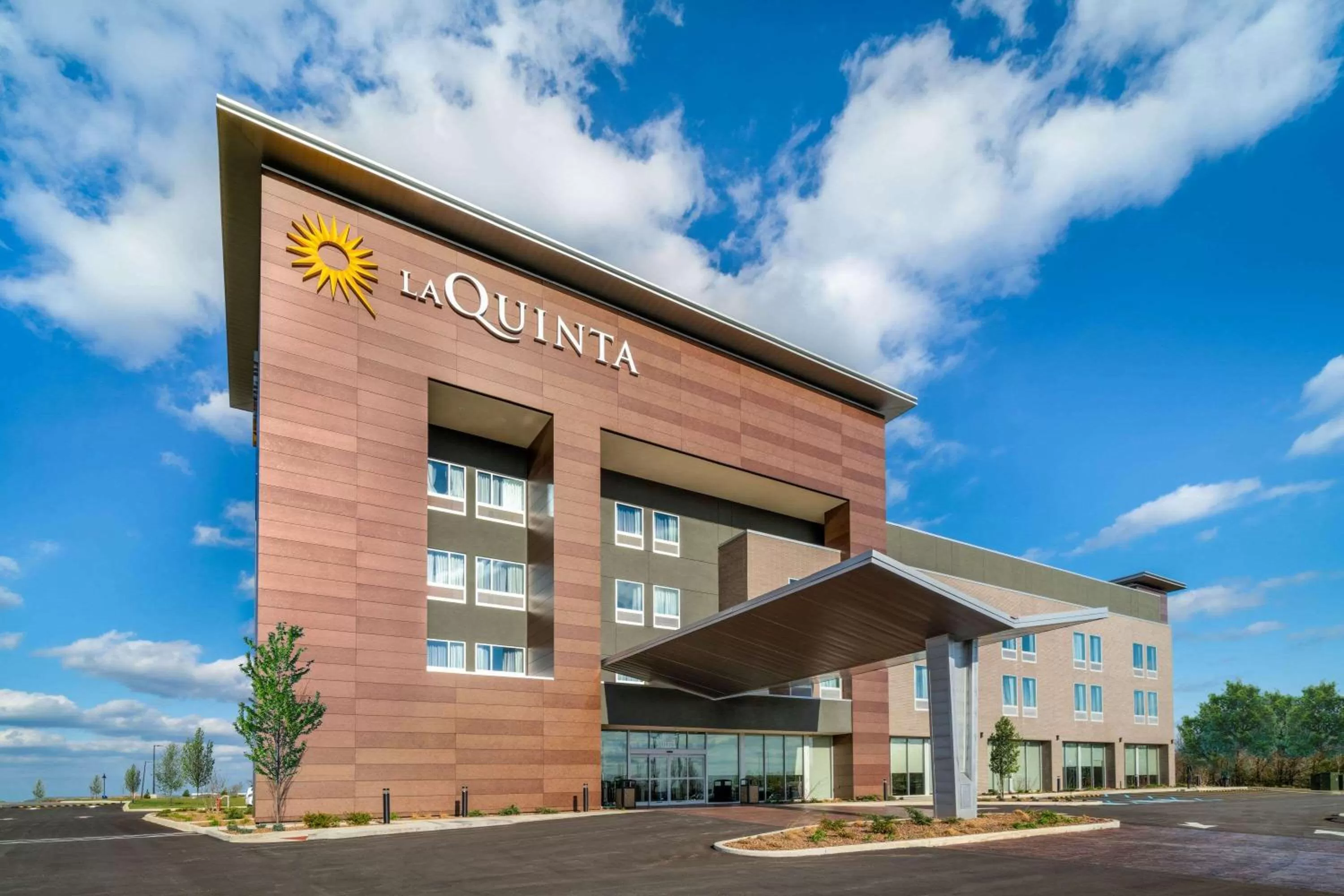 Property building in La Quinta Inn & Suites by Wyndham Louisville NE - Old Henry Rd