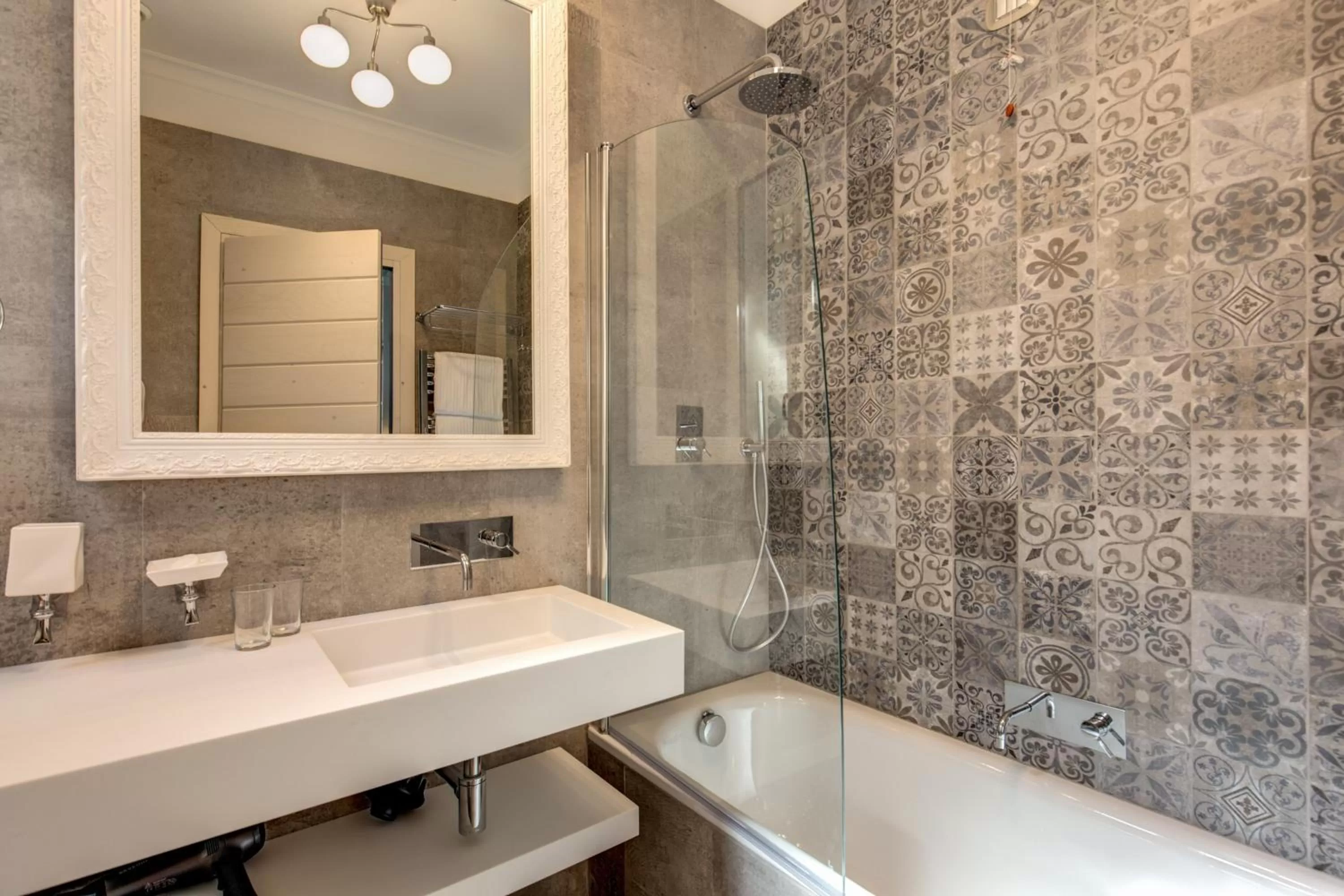 Shower in Parlamento Boutique Hotel