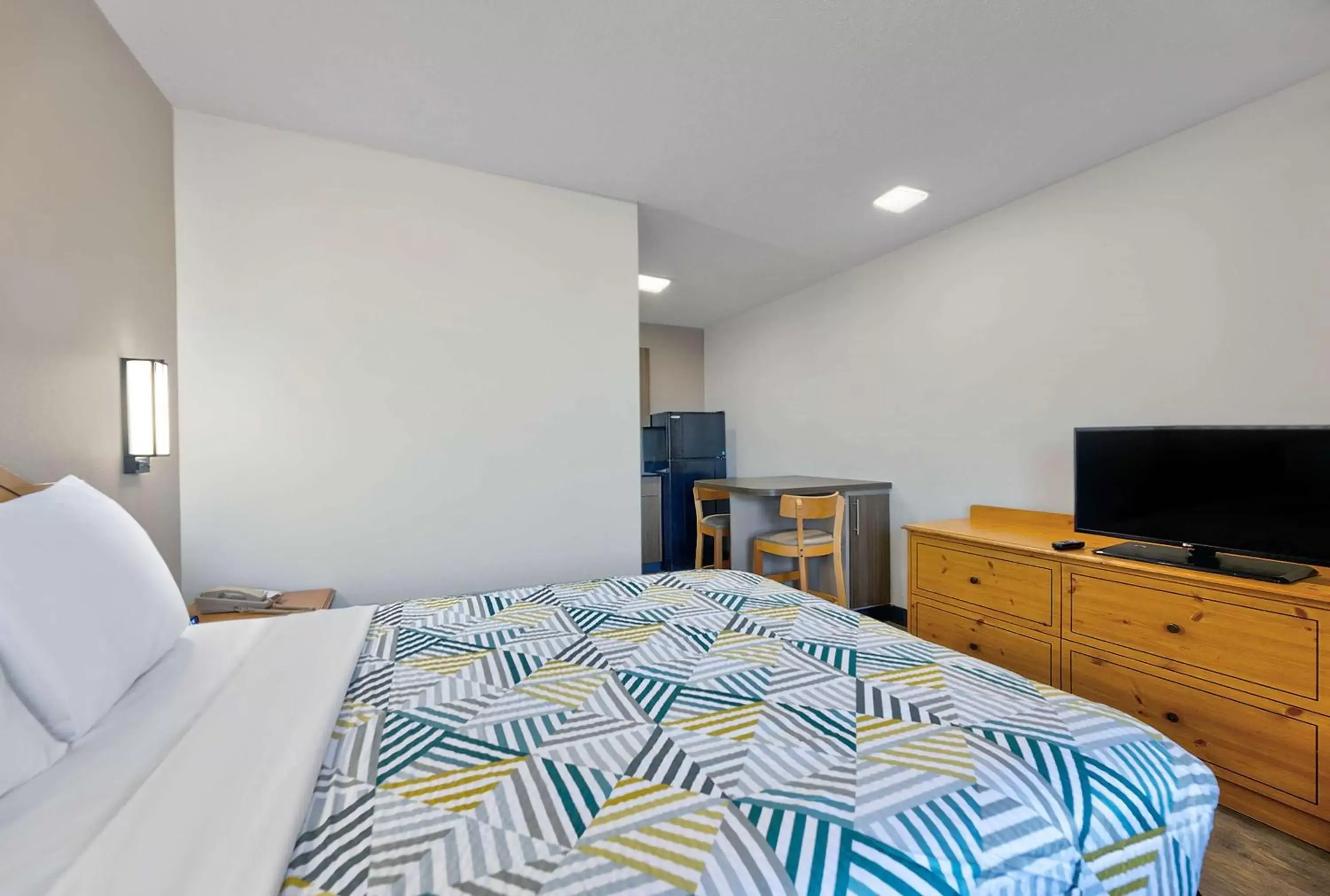 Queen Room - single occupancy - Disability Access - Non-Smoking in Studio 6-North Richland Hills, TX - Fort Worth Queen Room - single occupancy - Disability Access - Non-Smoking in Studio 6-North Richland Hills, TX - Fort Worth