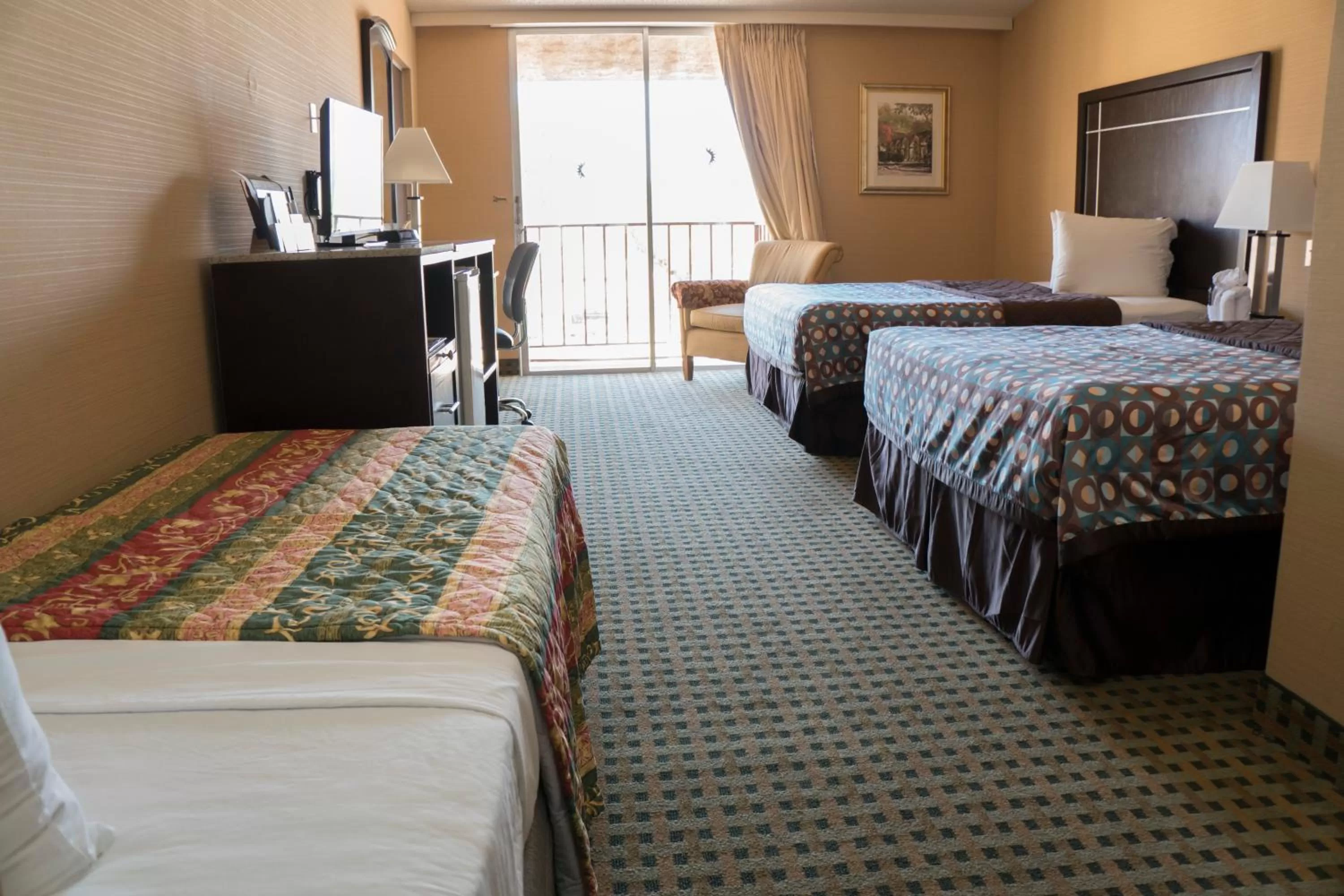 Photo of the whole room, Bed in California Inn Barstow