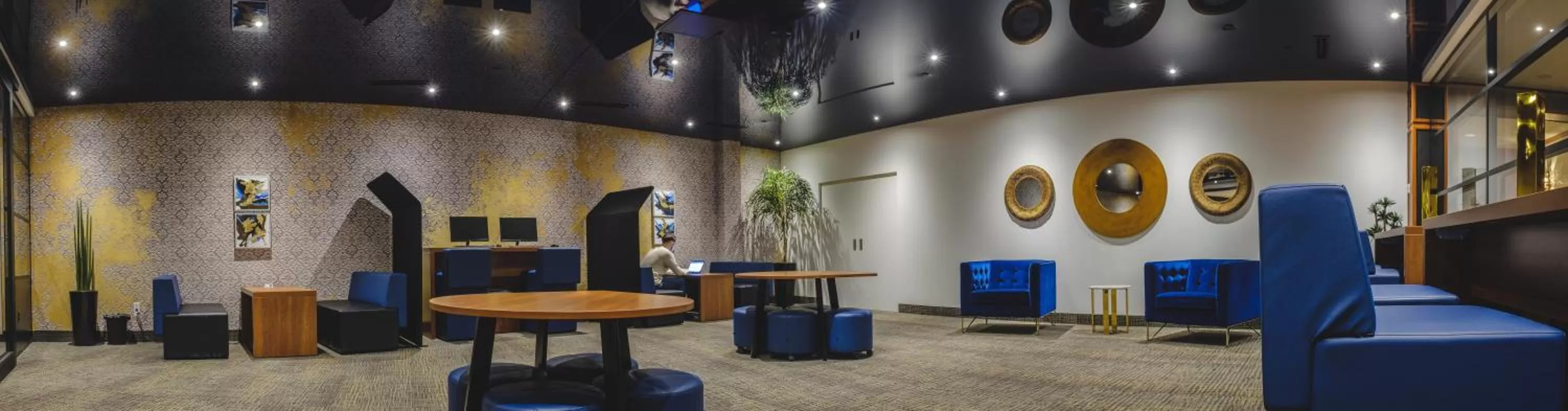 Communal lounge/ TV room in Hotel Le Montagnais