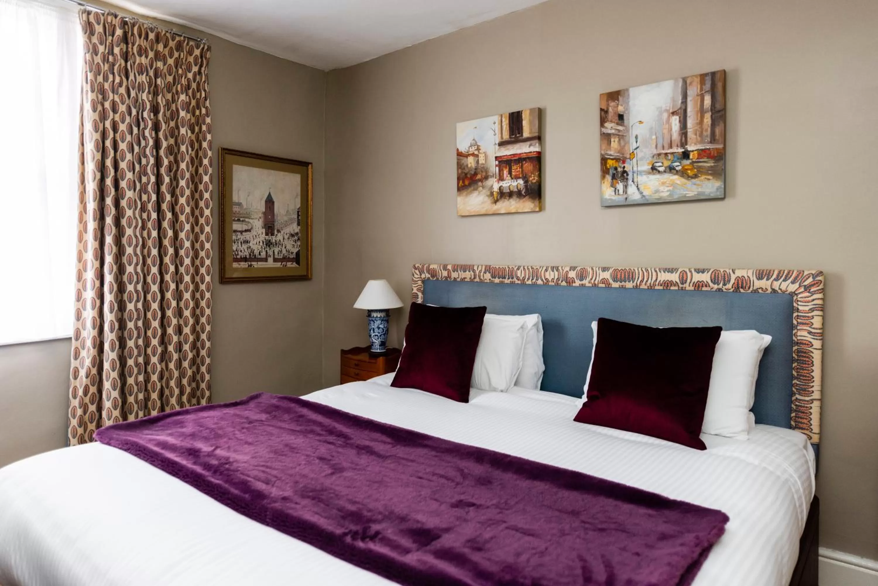 Bed in The Whipper-In Hotel