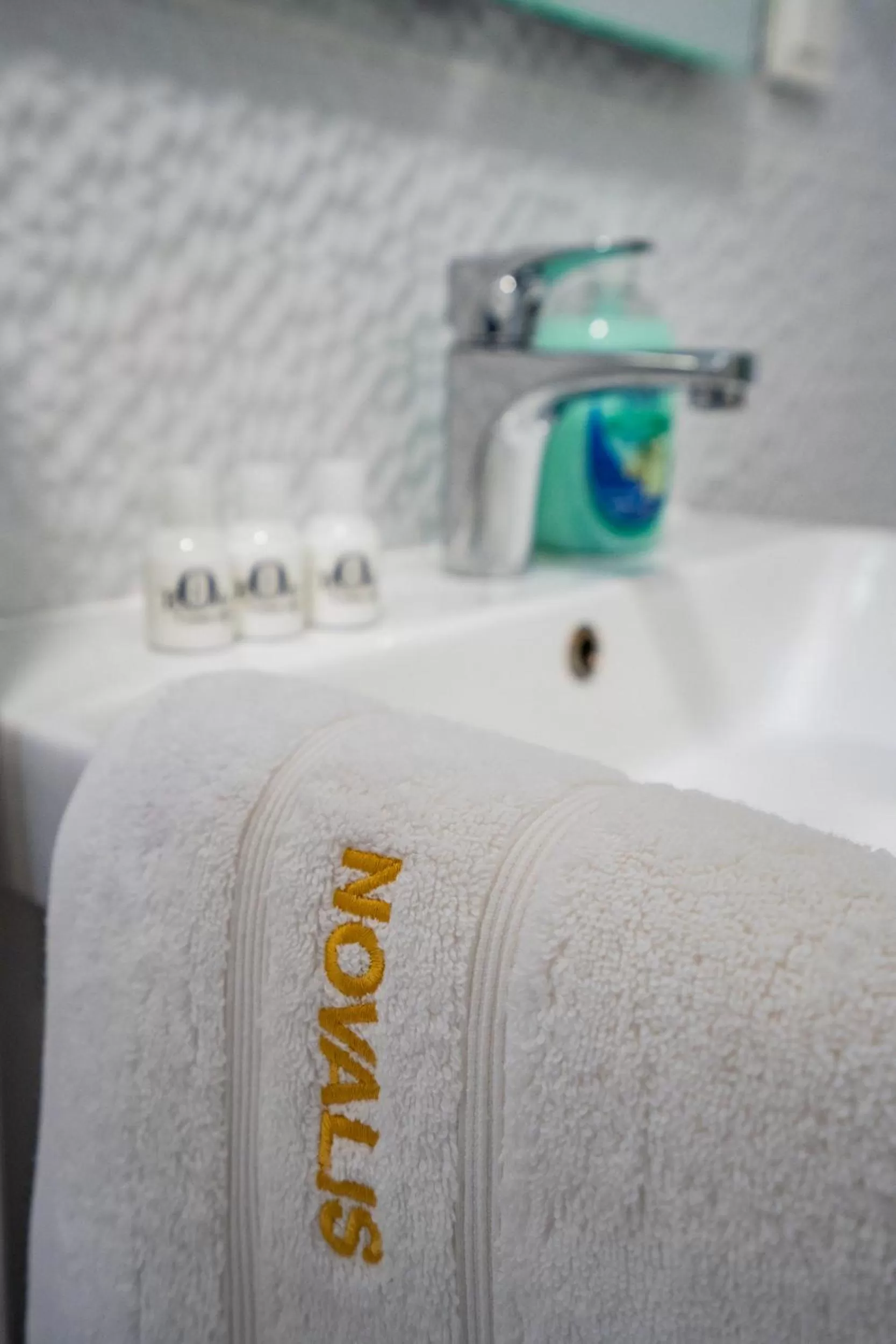 Text overlay in Bed&Breakfast Novalis