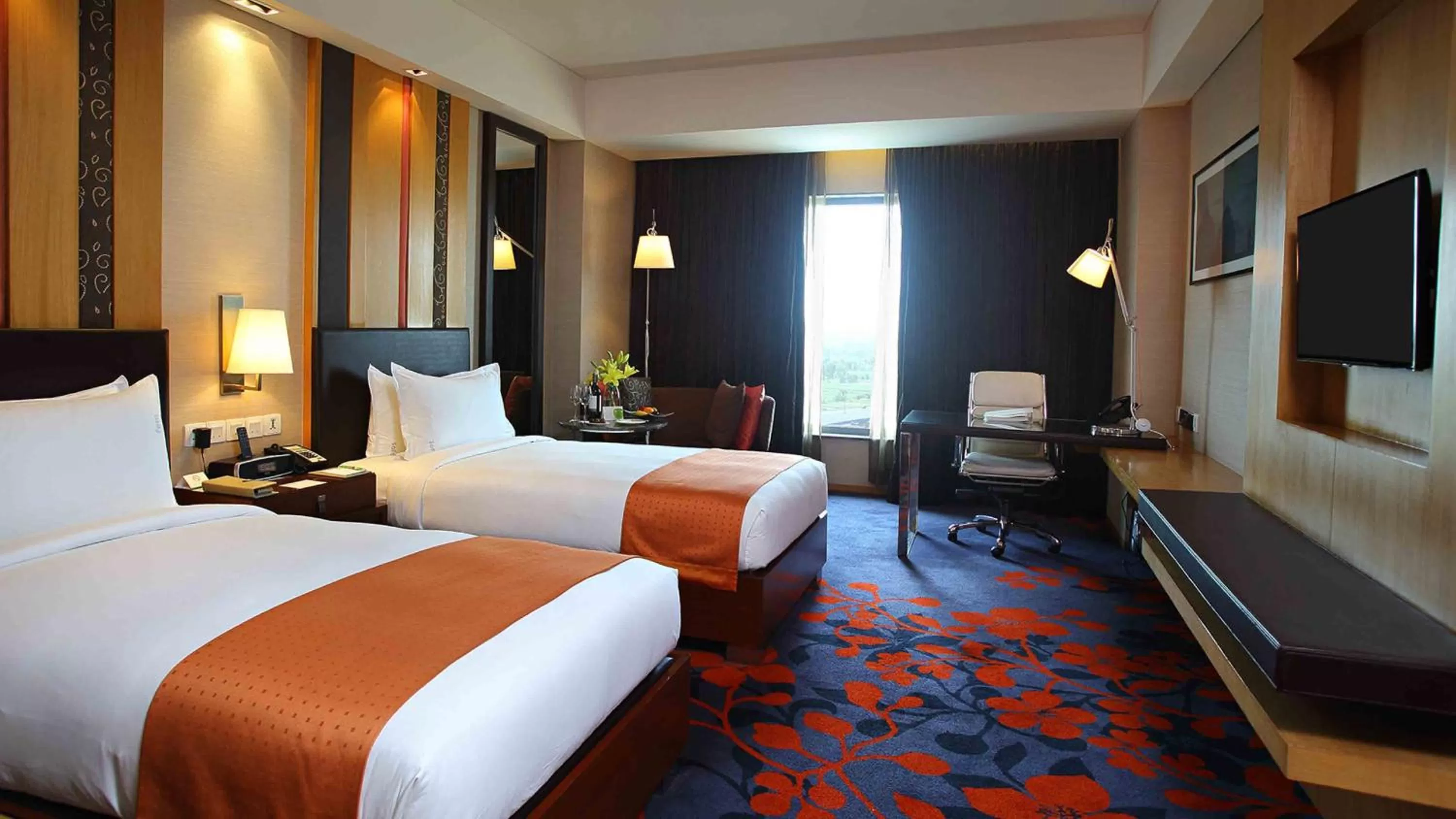 Photo of the whole room, Bed in Holiday Inn New Delhi Mayur Vihar Noida by IHG