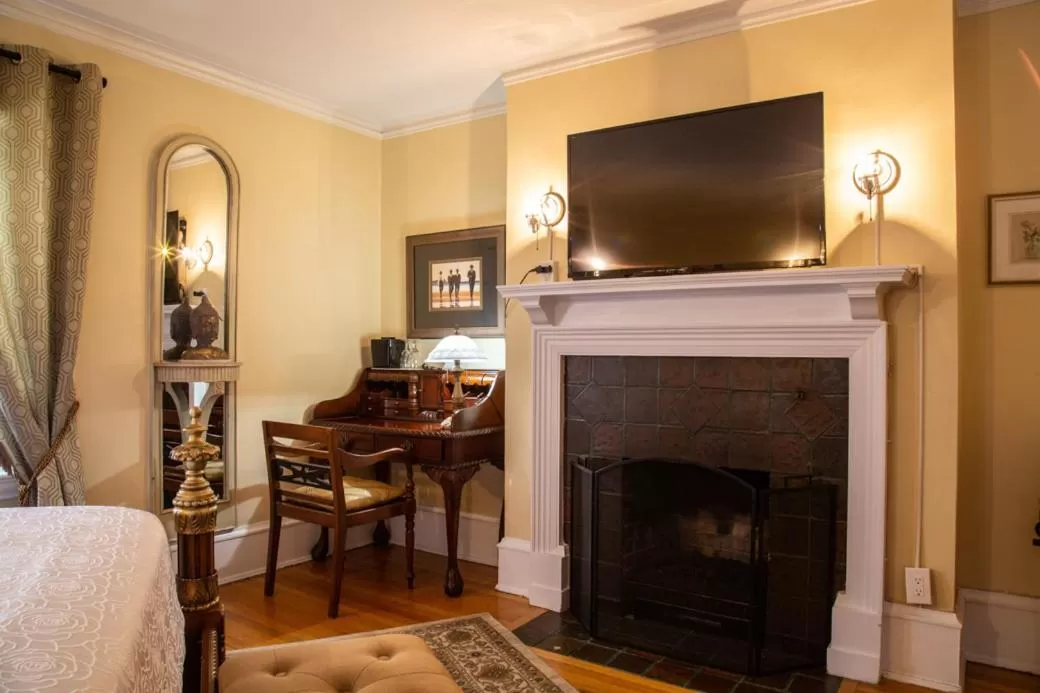 TV and multimedia, TV/Entertainment Center in Grey Gables Inn