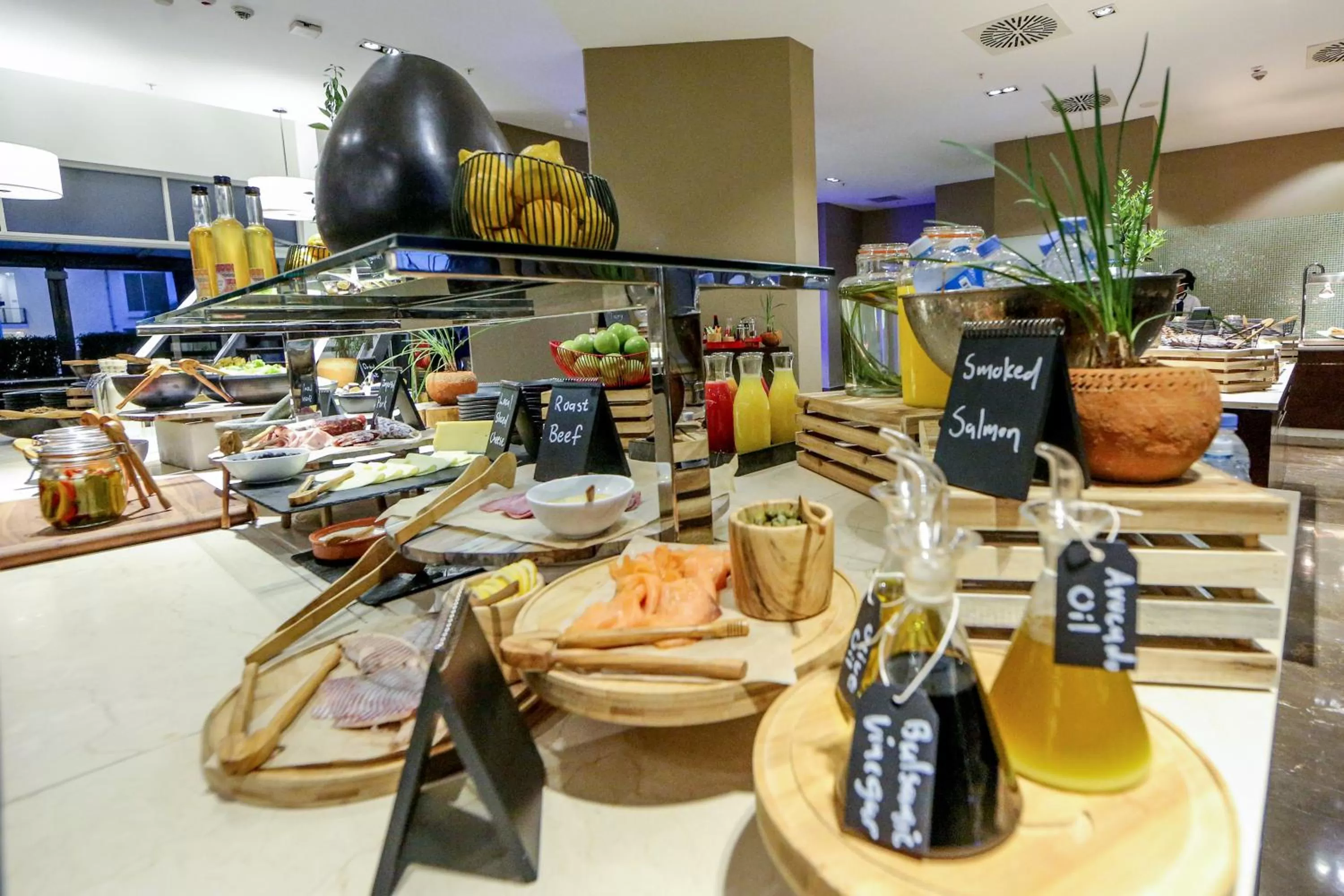 Restaurant/places to eat in Radisson Blu Hotel & Convention Centre Kigali
