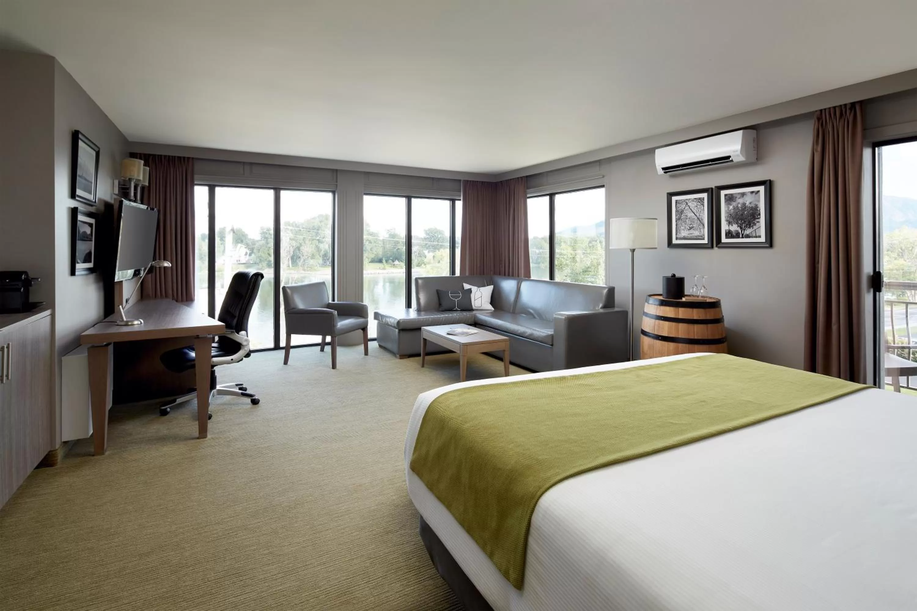 Communal lounge/ TV room, Bed in Hôtel Rive Gauche