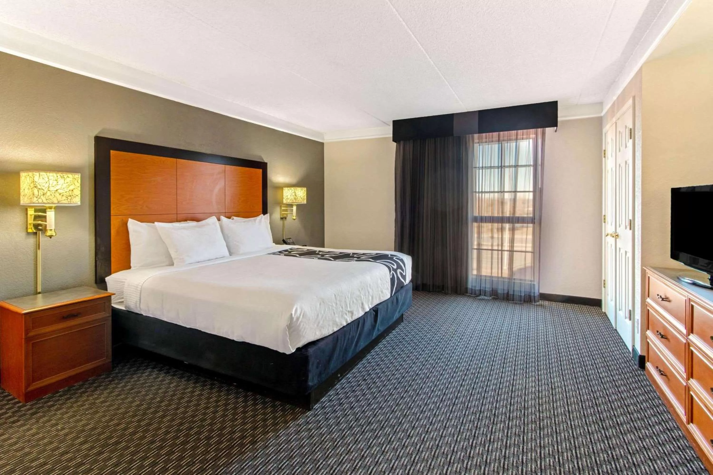 Photo of the whole room, Bed in La Quinta Inn by Wyndham Santa Fe