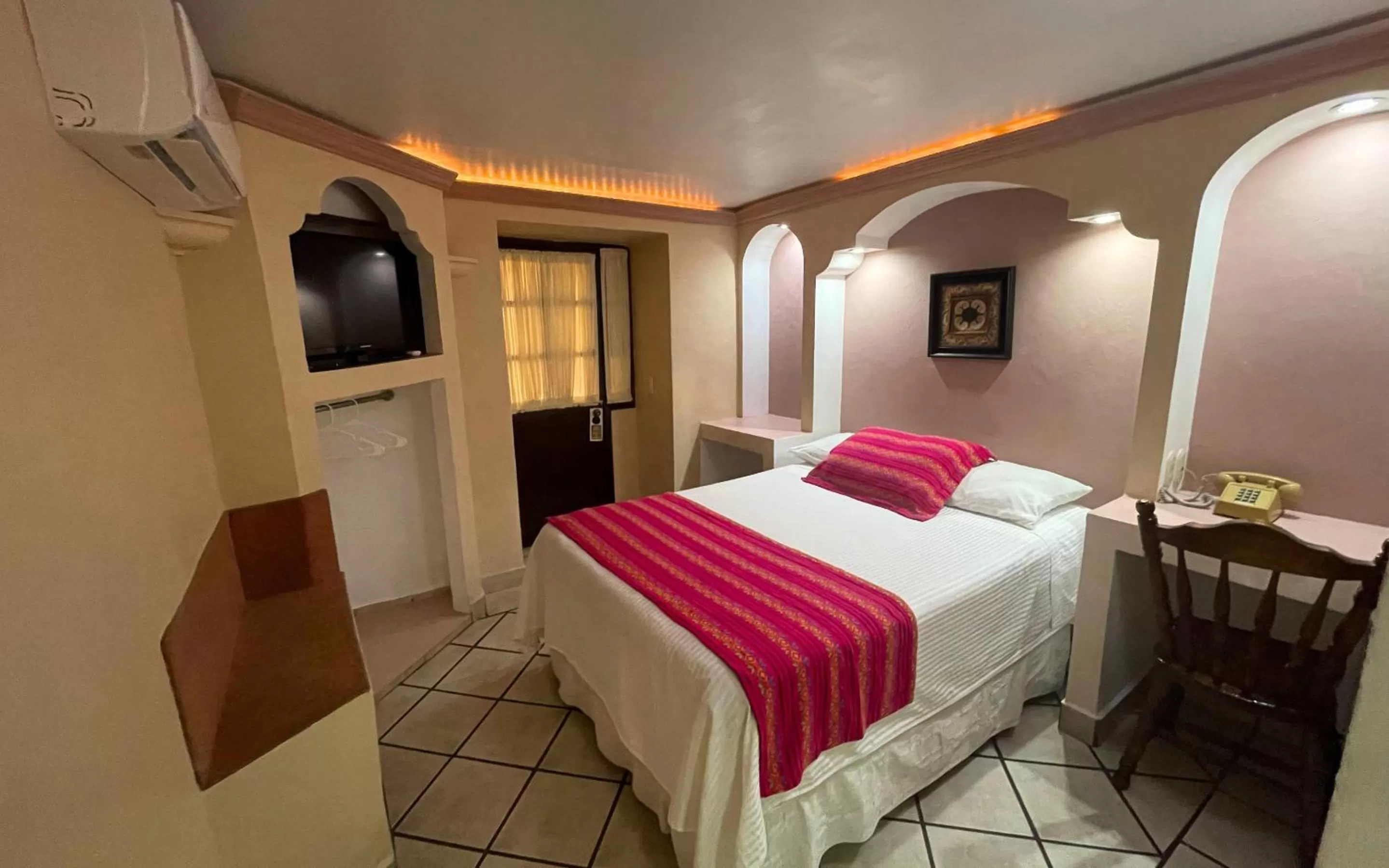 Photo of the whole room, Bed in Hotel Real Catedral