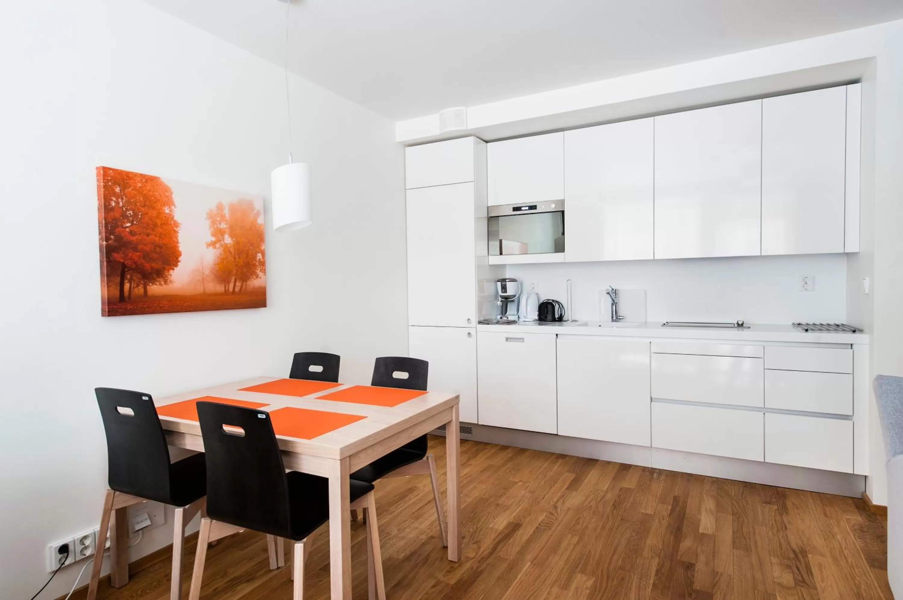 Dining area, Kitchen/Kitchenette in Aalto Inn