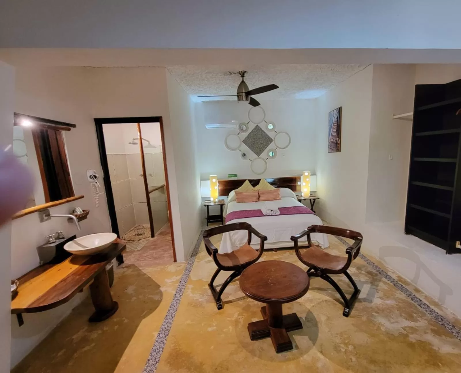 Photo of the whole room in Maria's Kan Kin