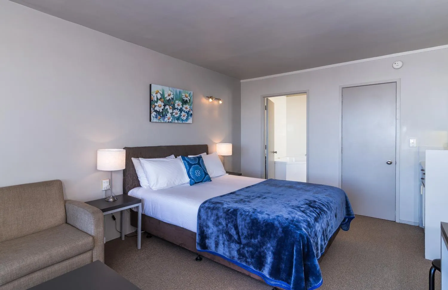 Photo of the whole room, Bed in Twin Peaks Lakeside Inn