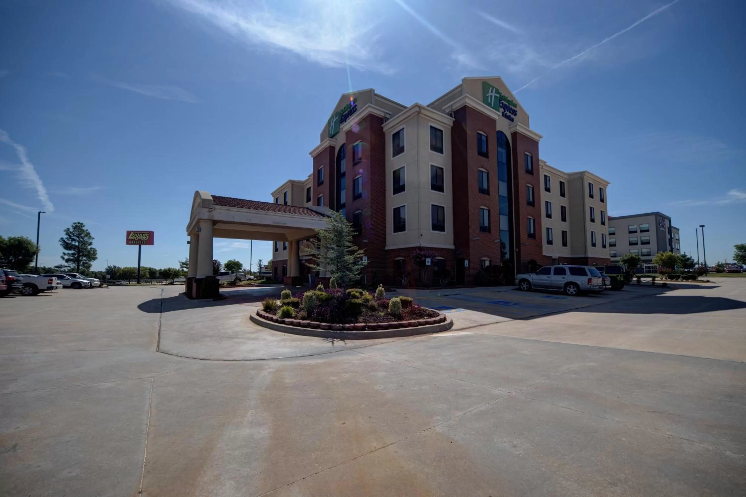 Property building in Holiday Inn Express & Suites Oklahoma City West-Yukon by IHG