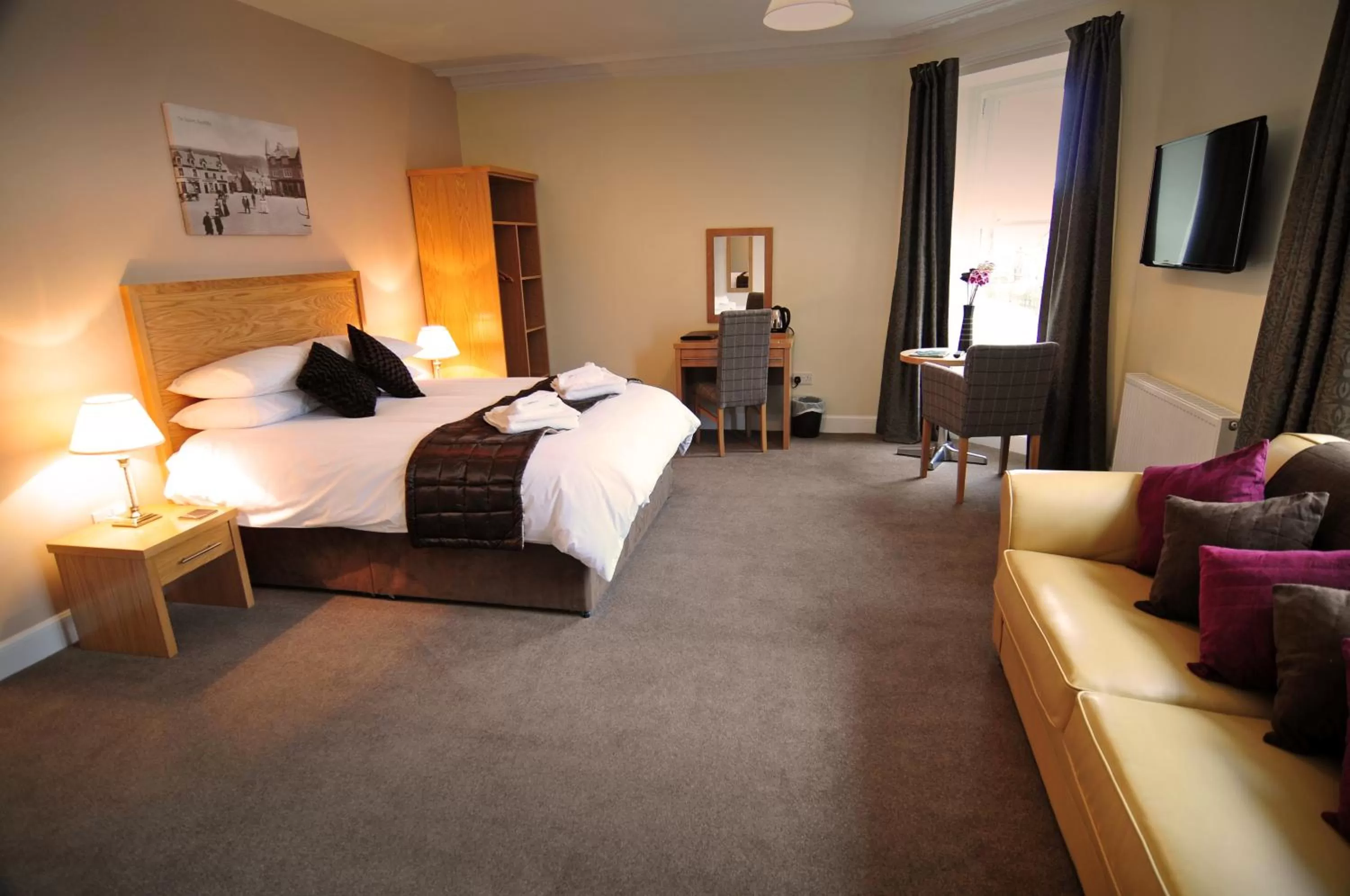 Photo of the whole room, Bed in Schiehallion Hotel