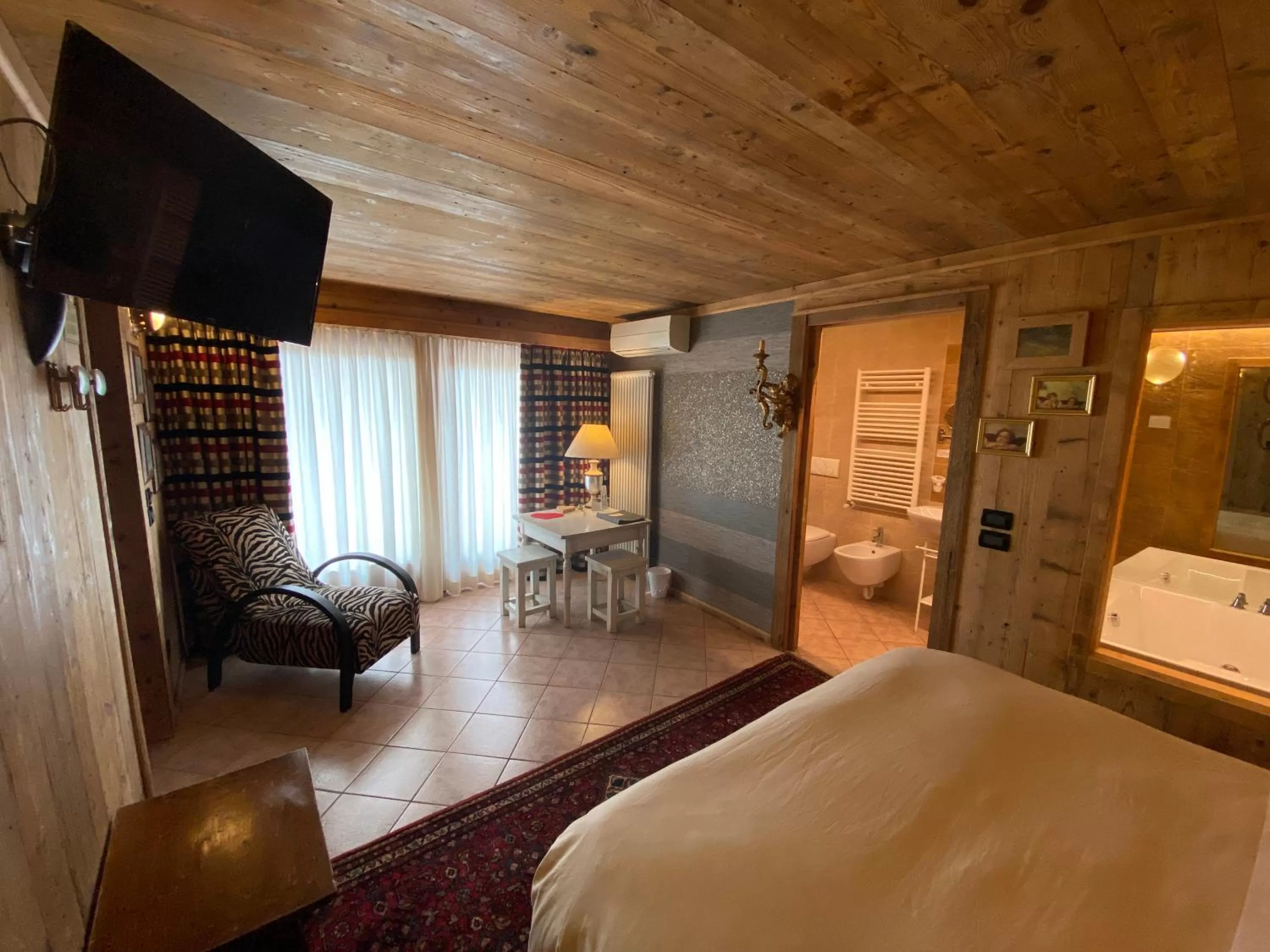 Bed, Seating Area in Le Fate Corbezzole