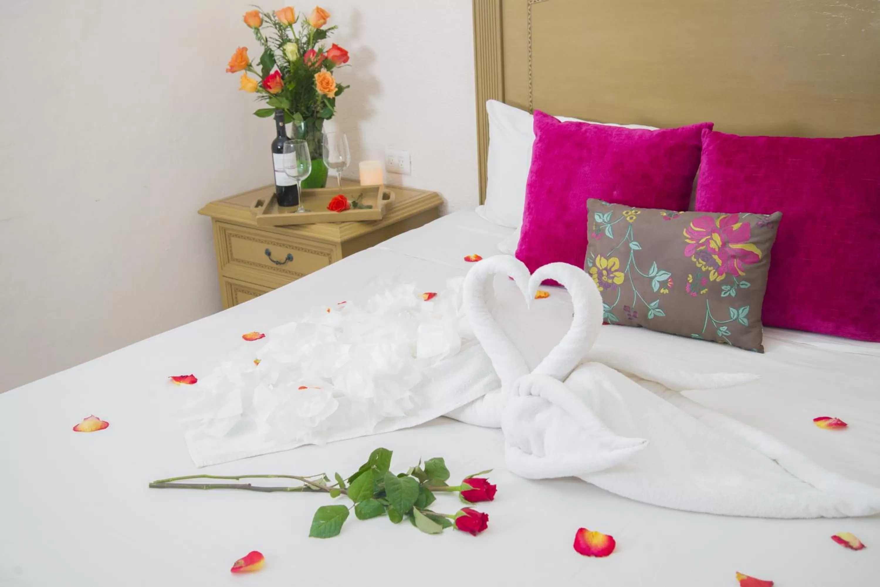 Photo of the whole room, Bed in Maison del Embajador