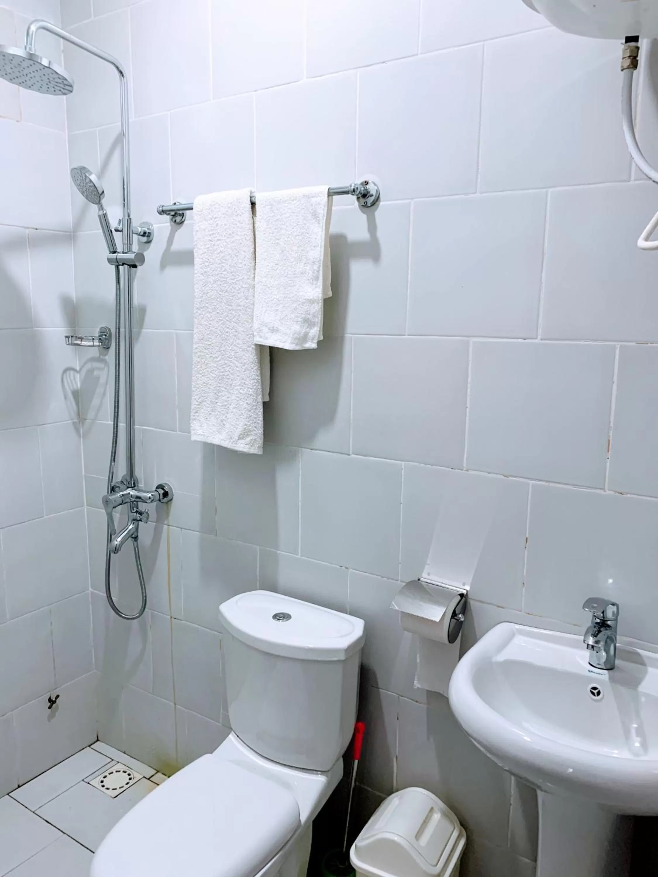 Shower in Woodpecker Resort Hotel