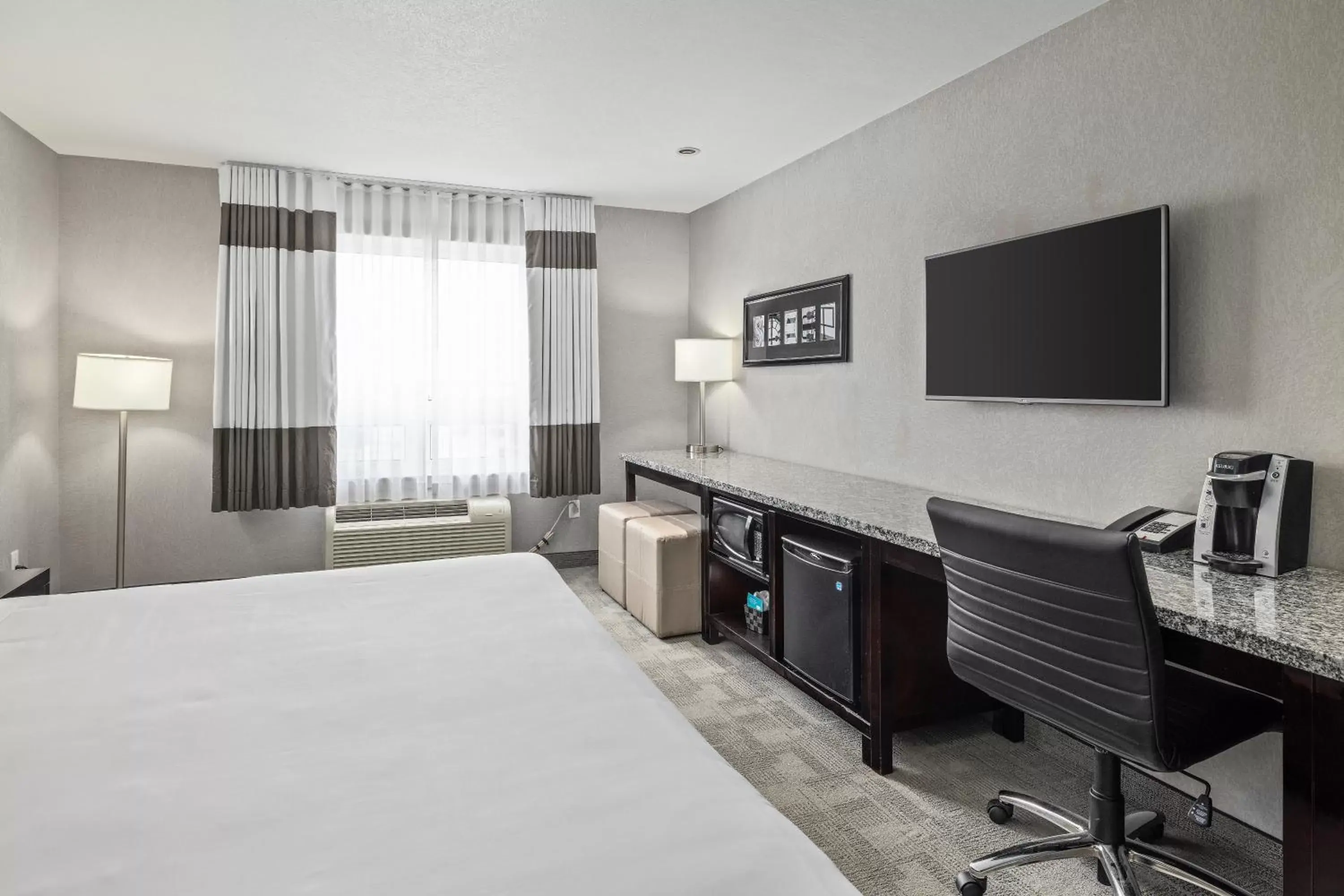 King Room in Home Inn & Suites Regina Airport King Room in Home Inn & Suites Regina Airport