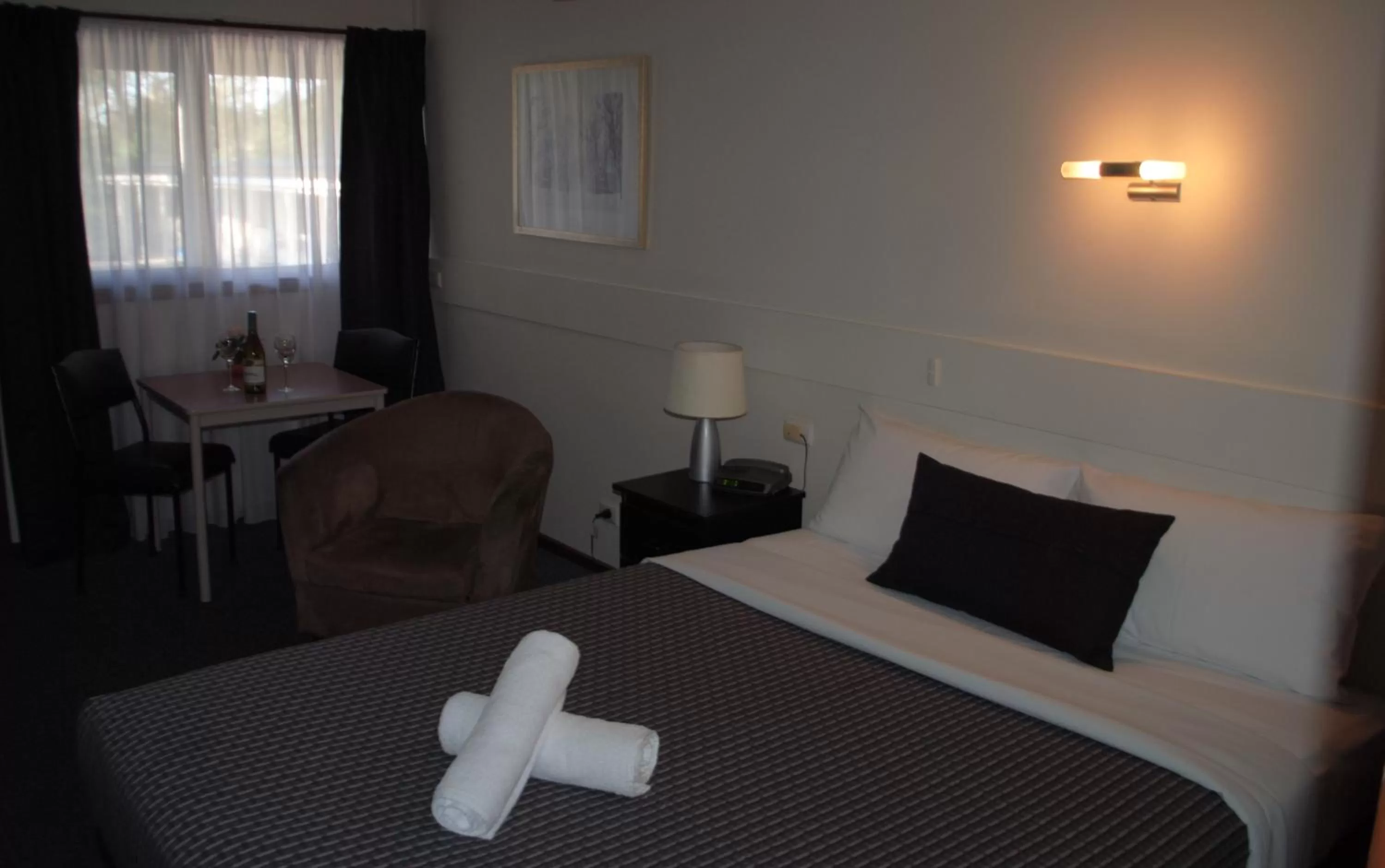 Bedroom, Bed in Budget on the Lake