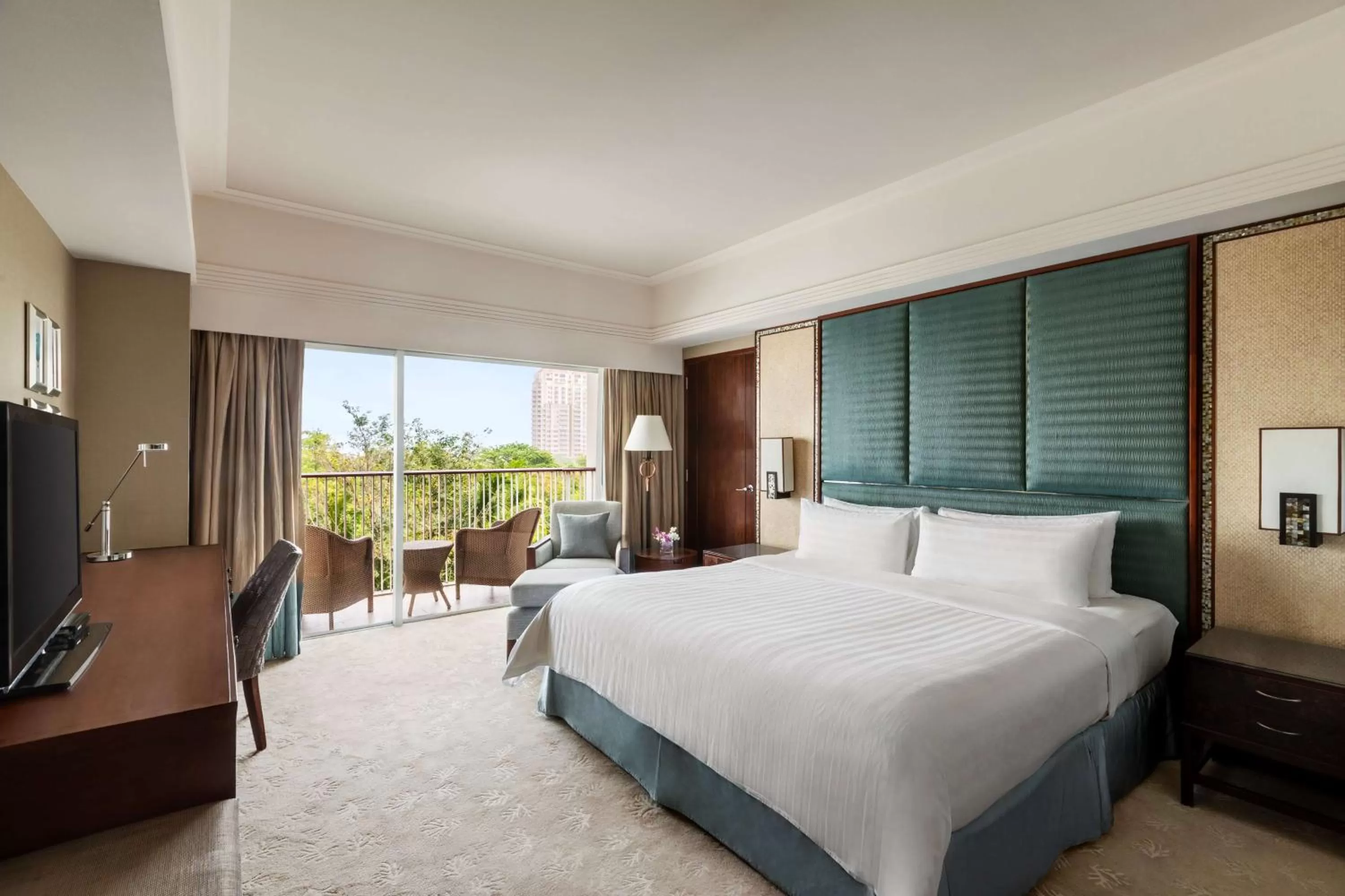 Photo of the whole room, Bed in Shangri-La Mactan, Cebu