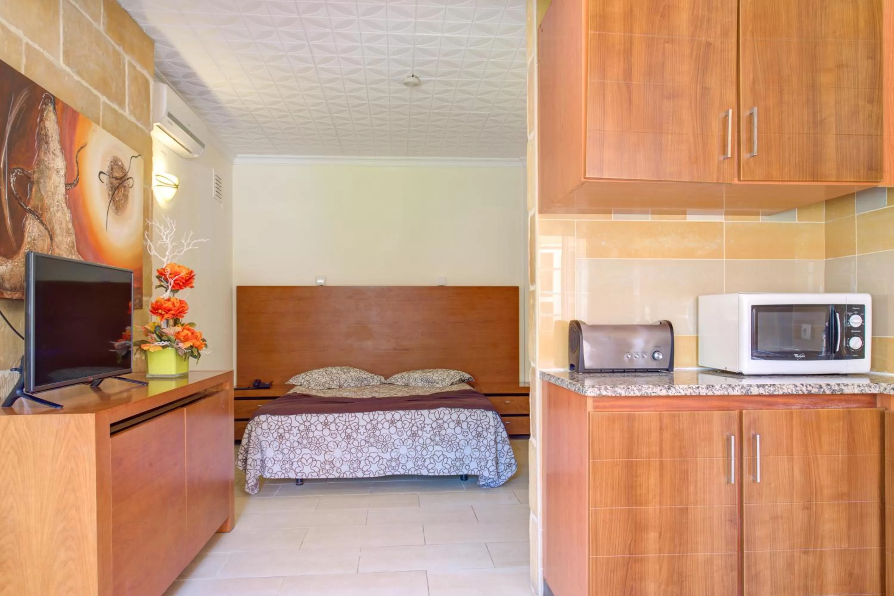 Living room, Bed in Choromar Apartments