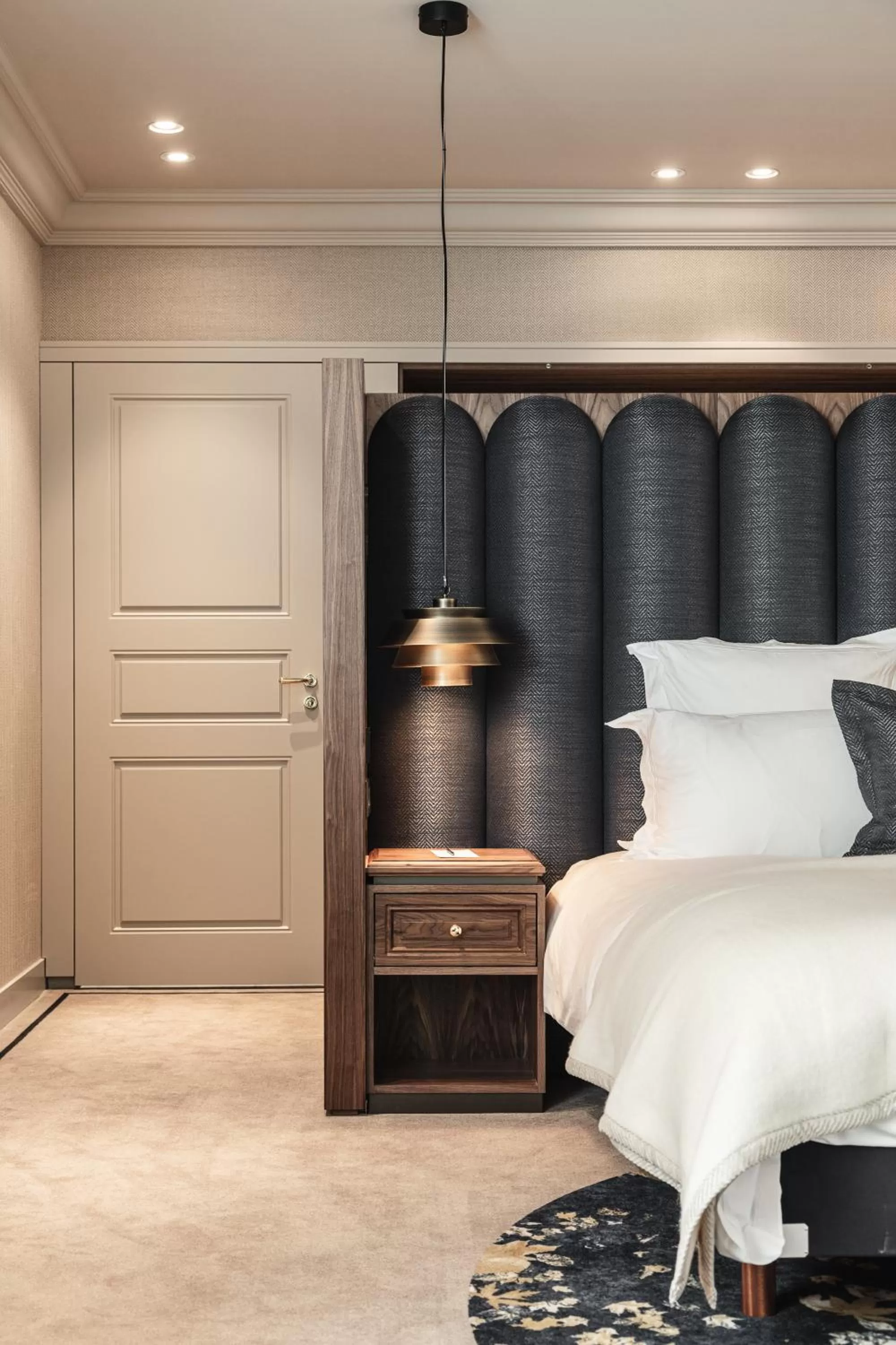 Bedroom, Bed in Hotel 717