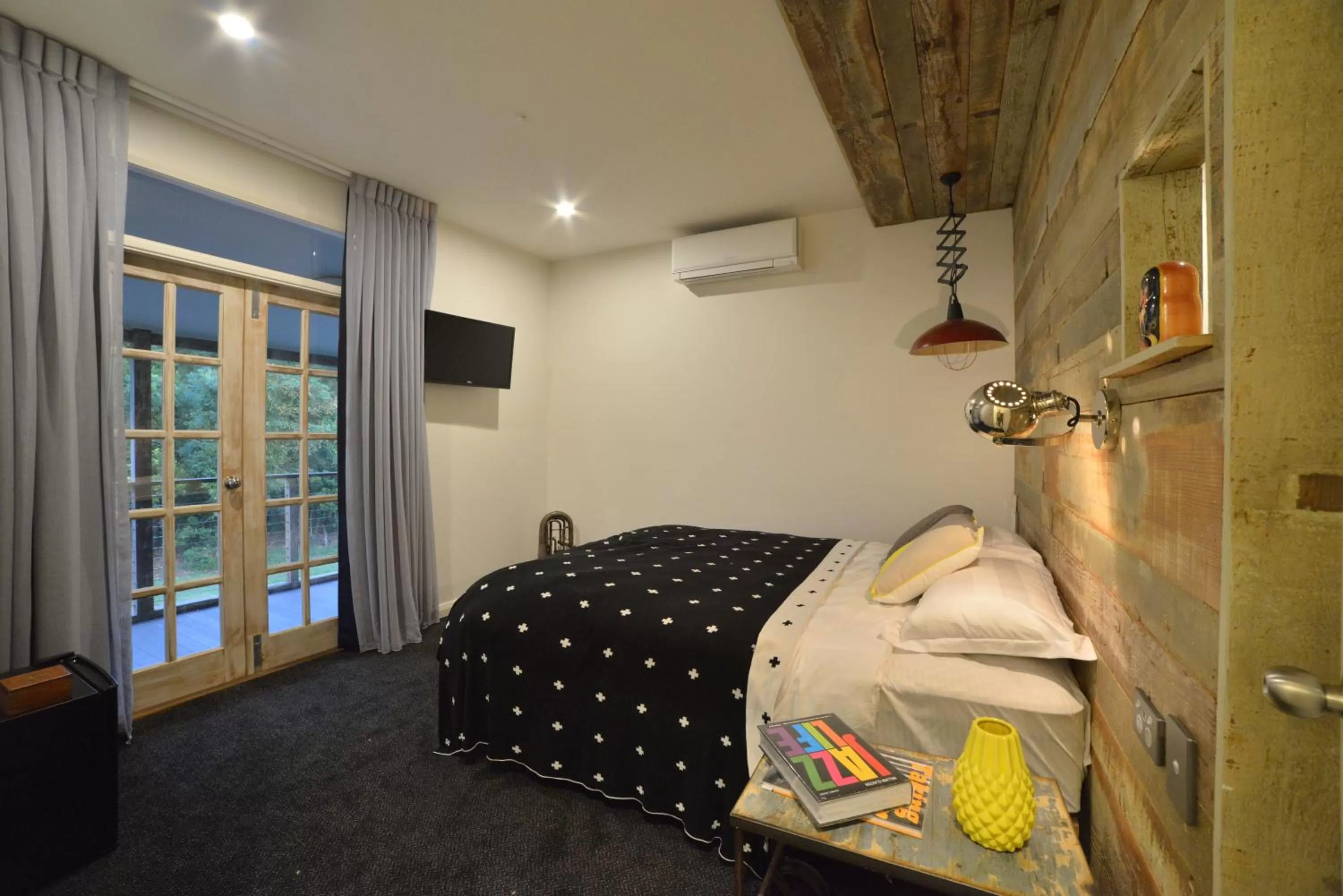 Photo of the whole room, Bed in Boogie Woogie Beach House