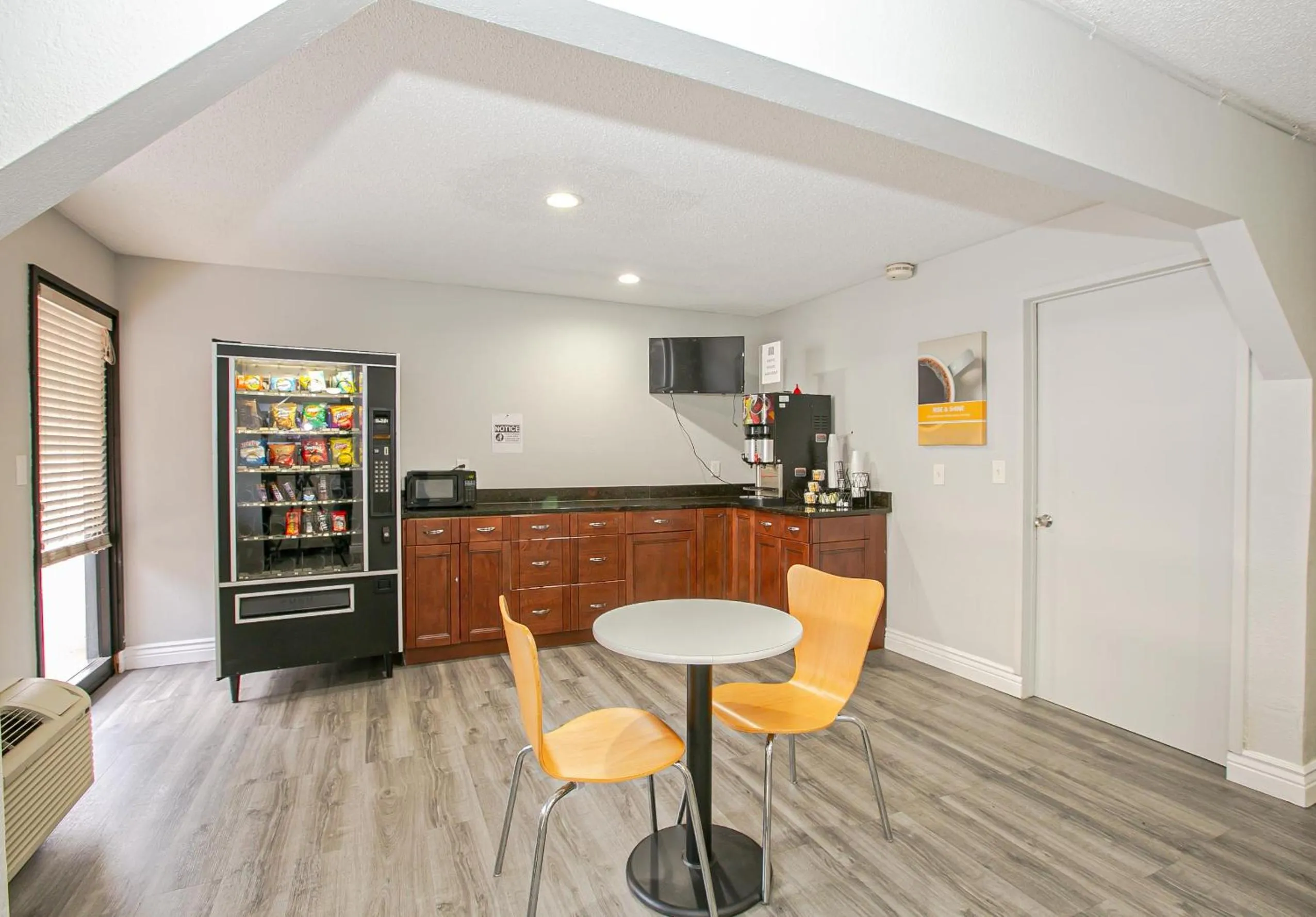 Property building in Motel 6-Dayton, OH - Englewood