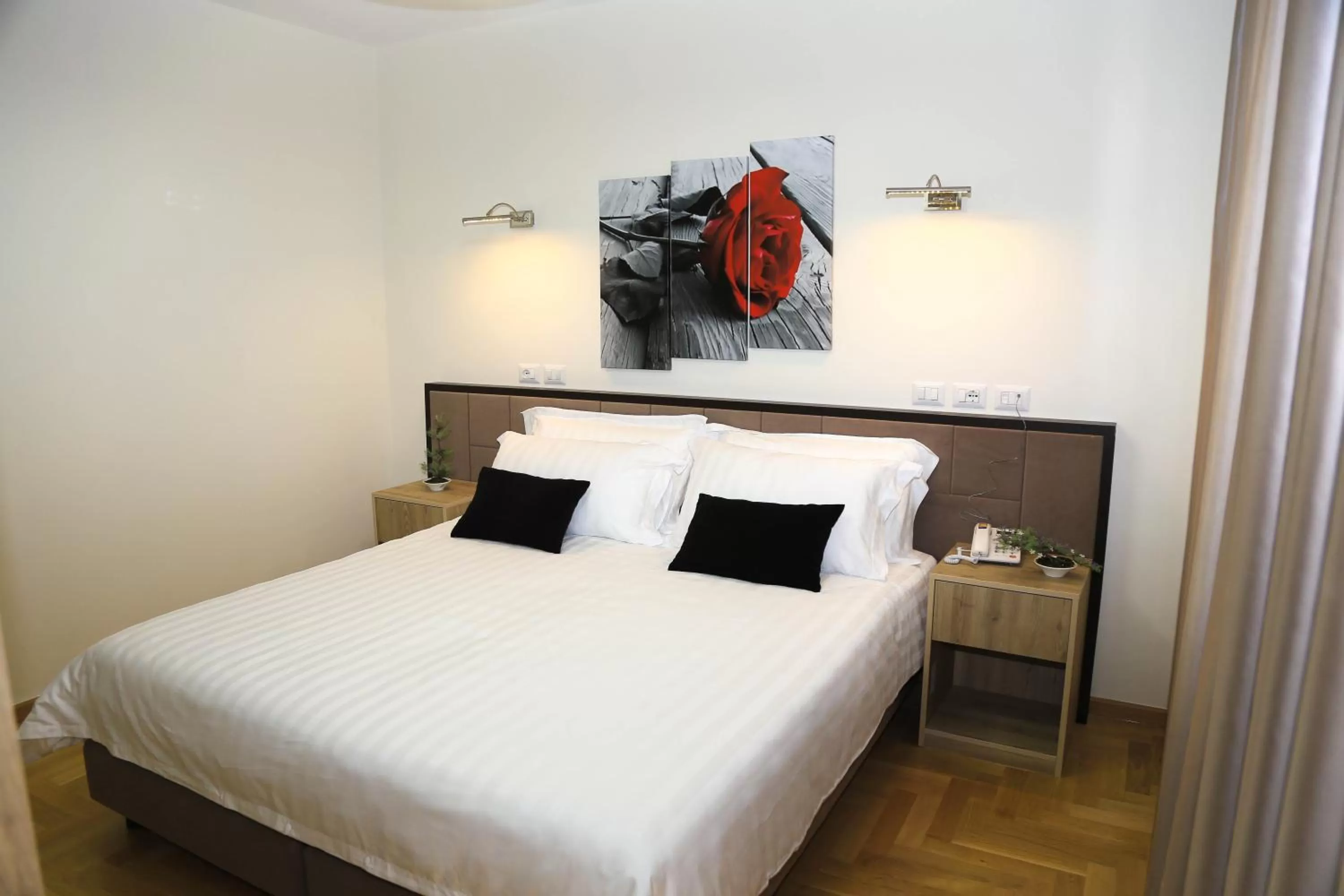 Photo of the whole room, Bed in Mervin Hotel