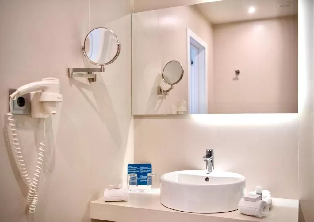 Toilet in Hotel Cristal Porto