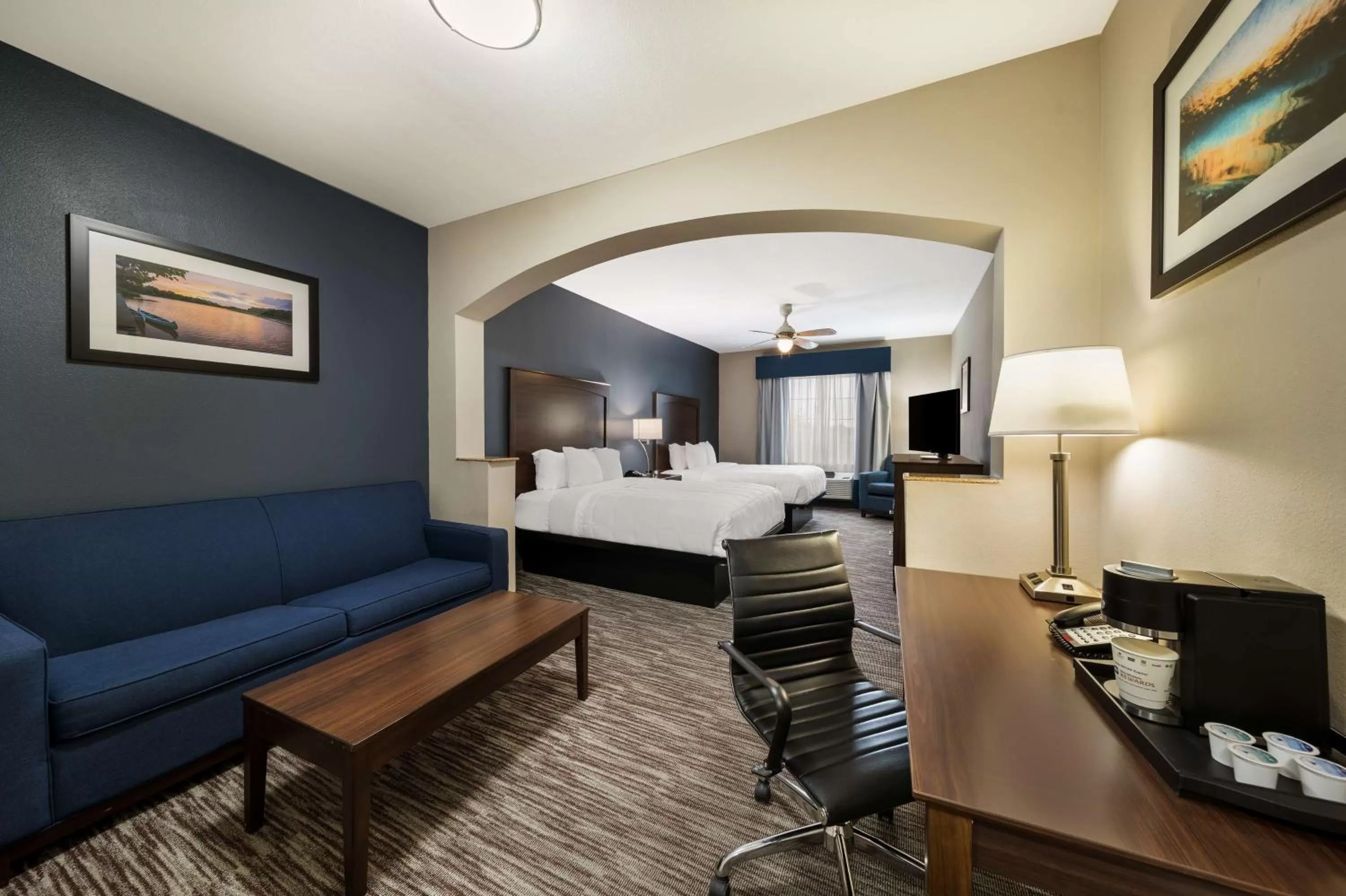 Photo of the whole room, Bed in Best Western Plus Lake Dallas Inn & Suites