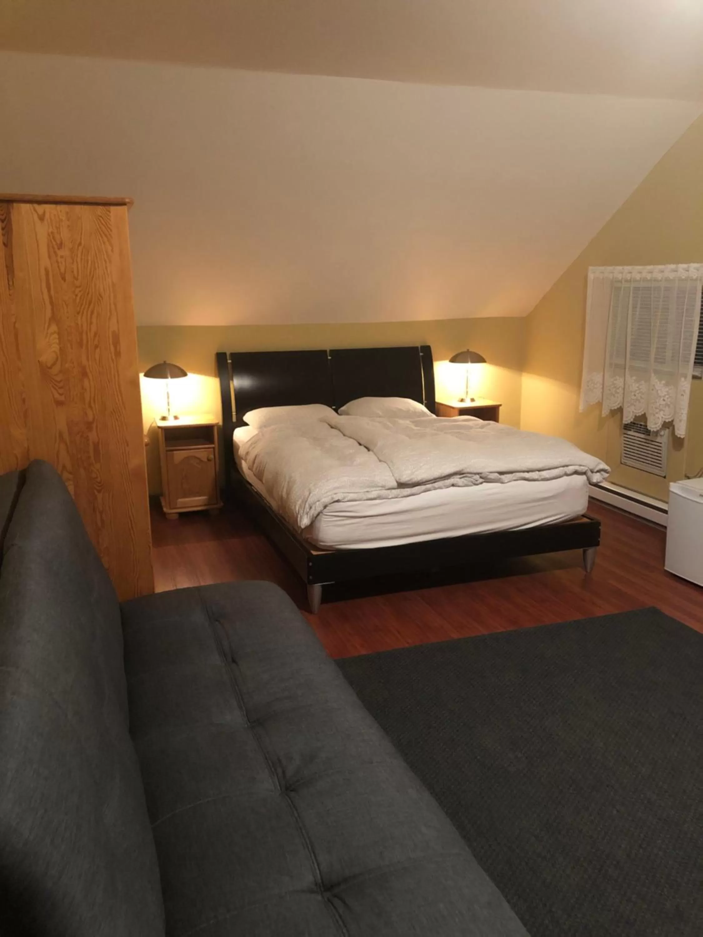 Bed in Crowsnest Vineyards Guesthouse