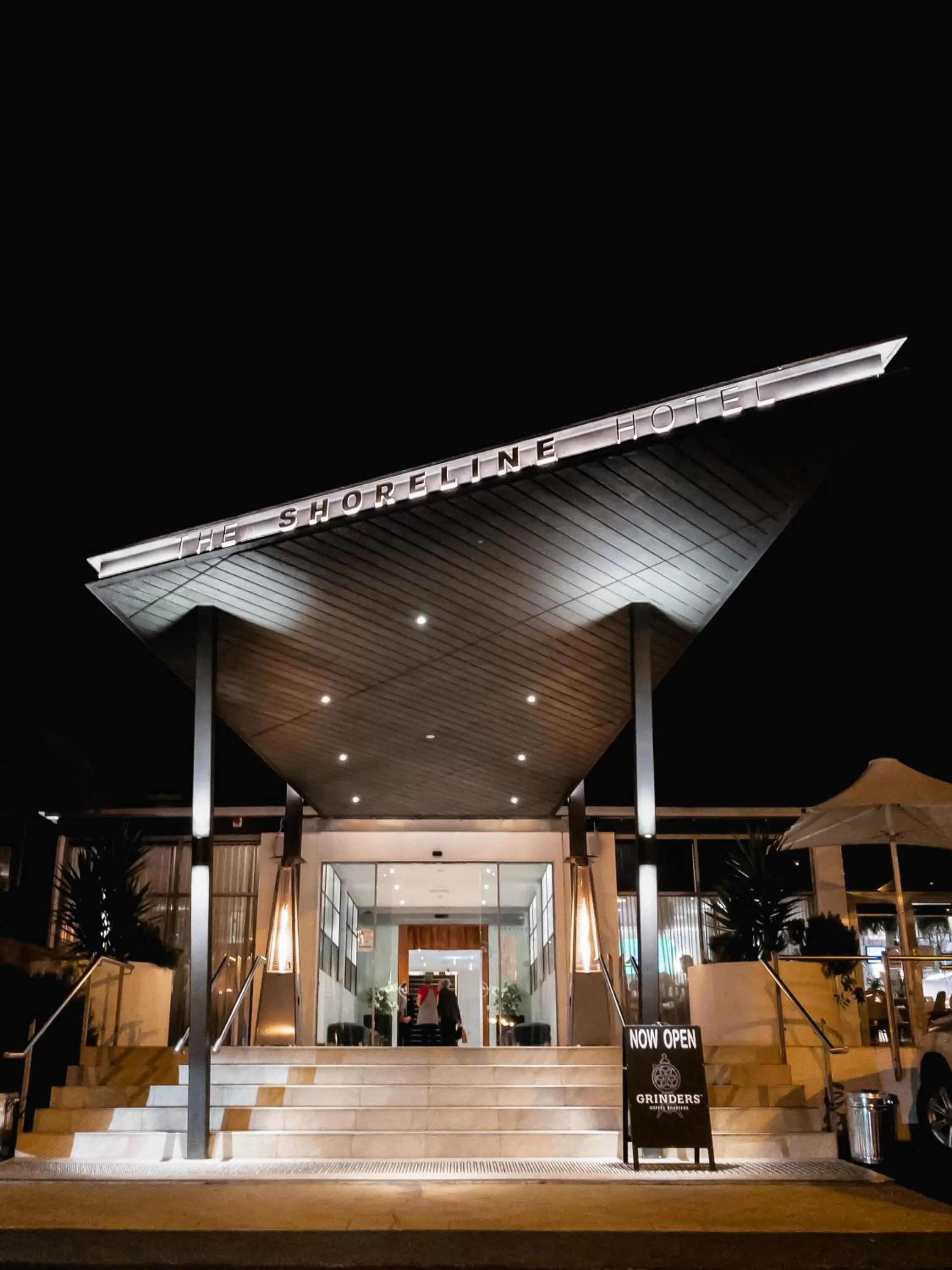 Facade/entrance in Shoreline Hotel