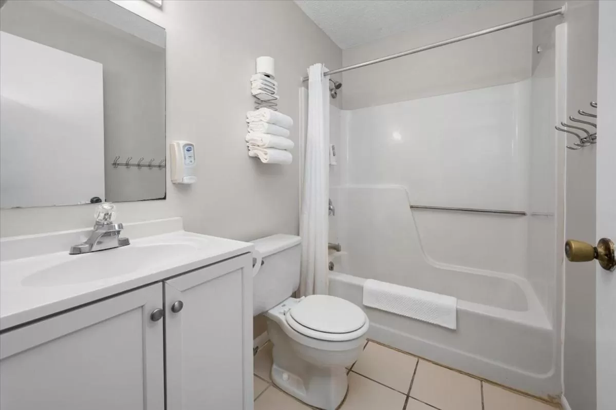 Shower in Beach Bum West-O Motel