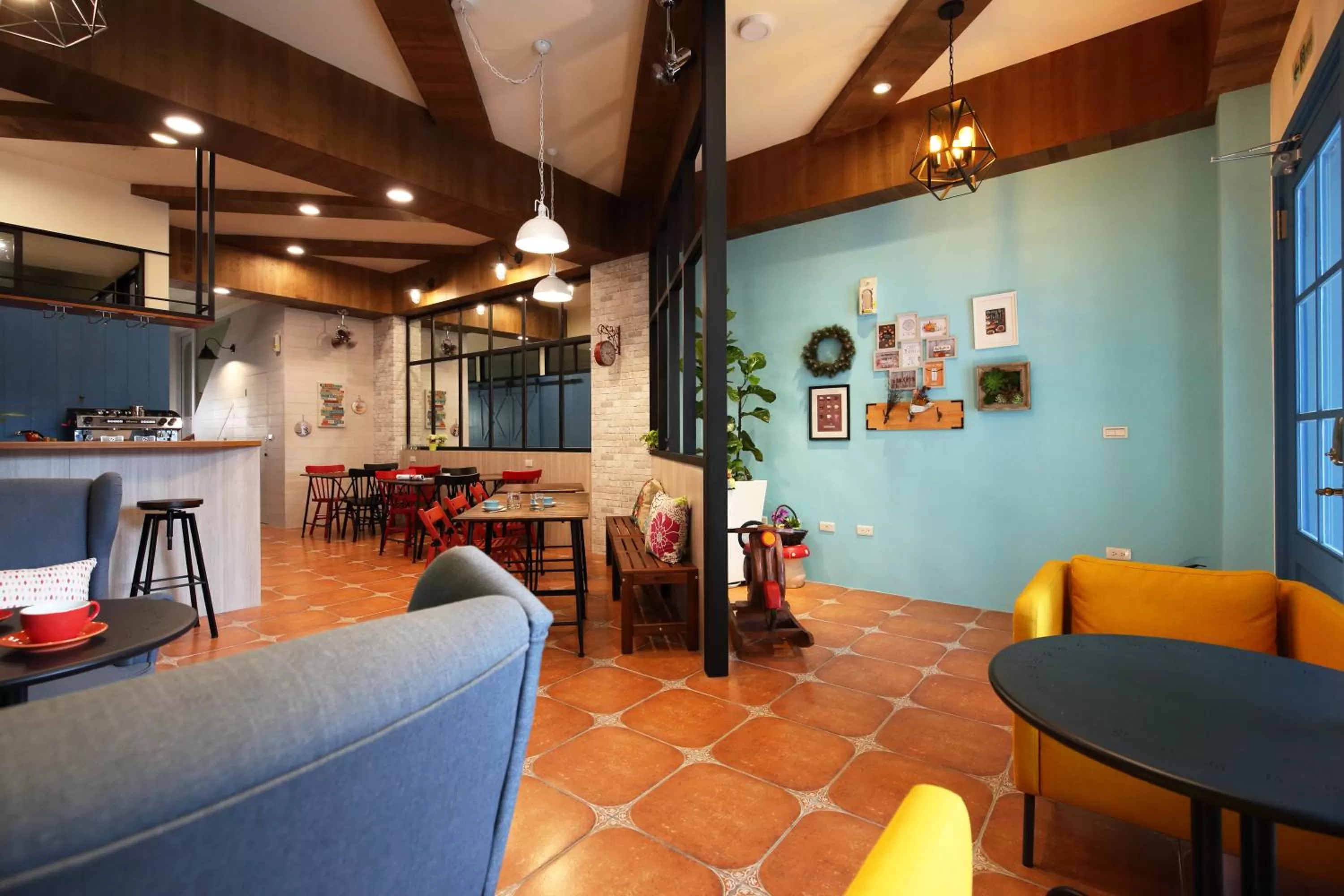 Seating area, Lounge/Bar in Alien B&B