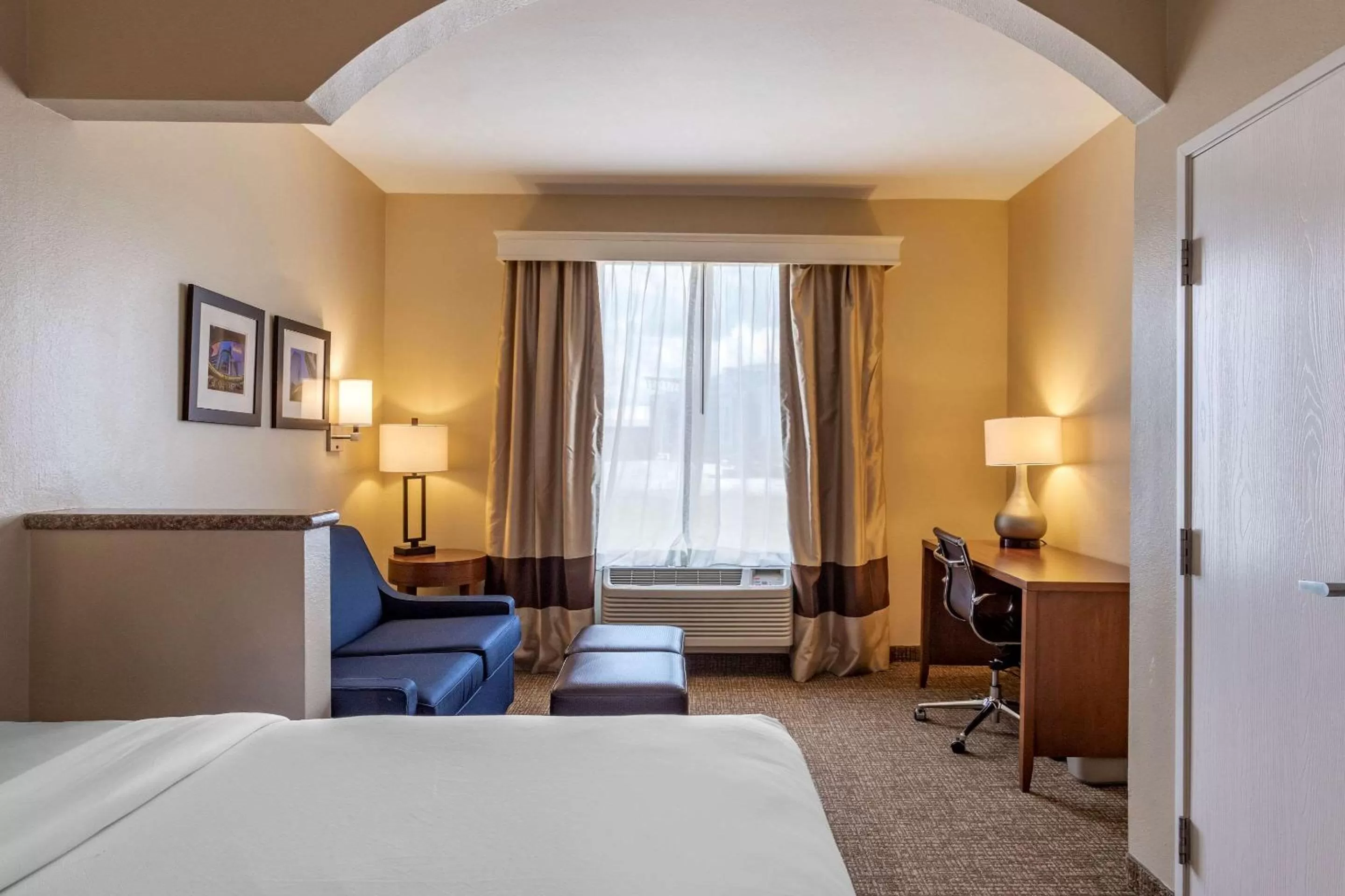 Bedroom, Bed in Comfort Suites Houston near Medical Center- NRG Stadium