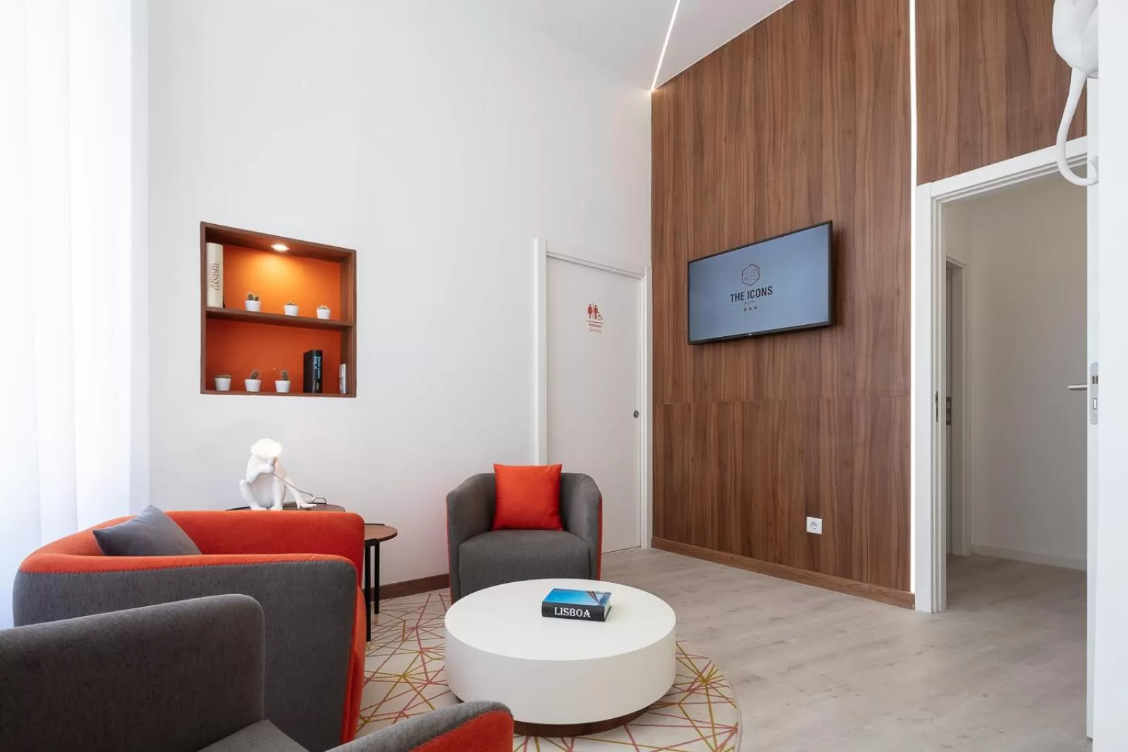 Communal lounge/ TV room in The ICONS Lisbon Hotel