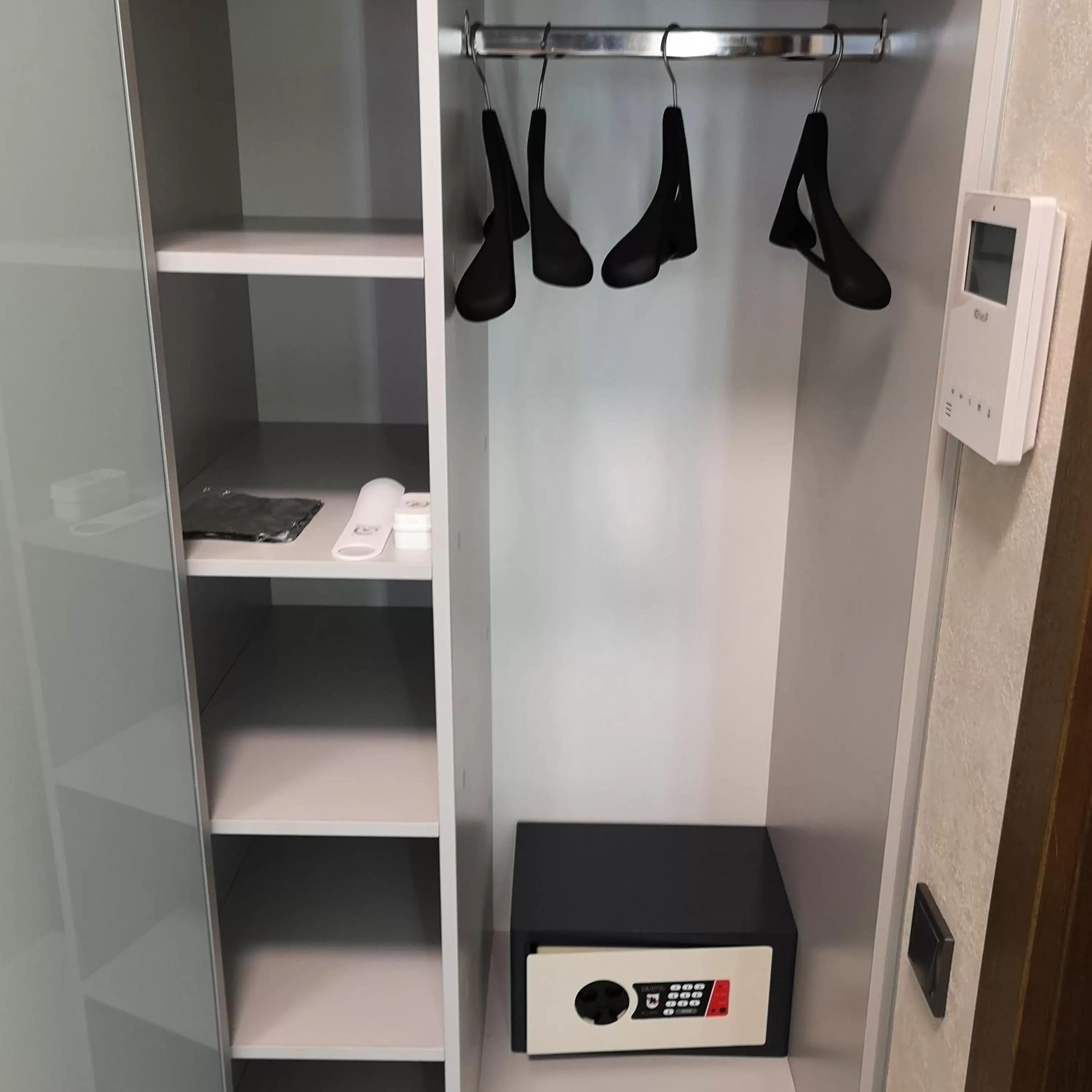 TV/Entertainment Center in ACCOMMODO192