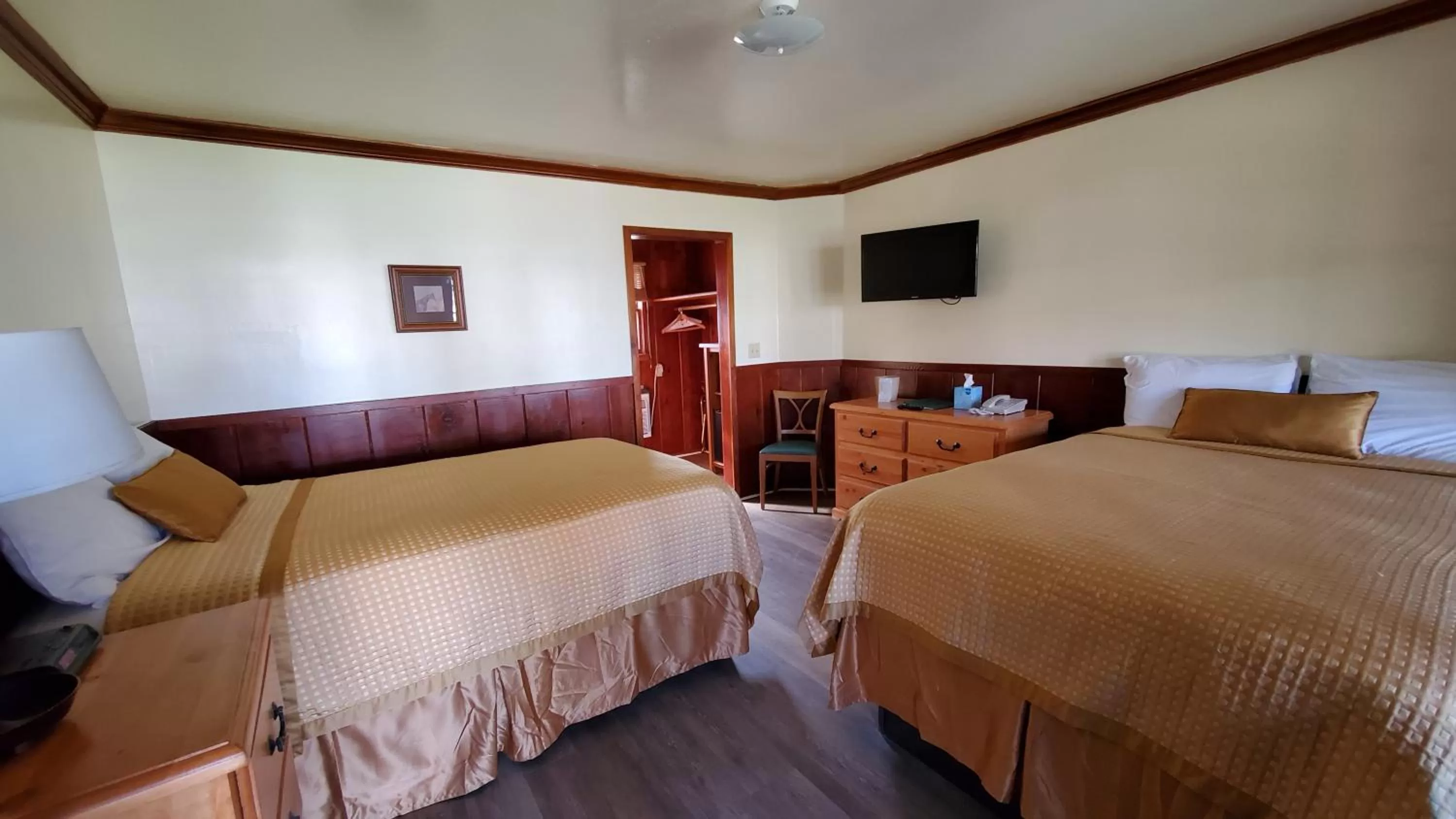 Bed in Kernville Inn
