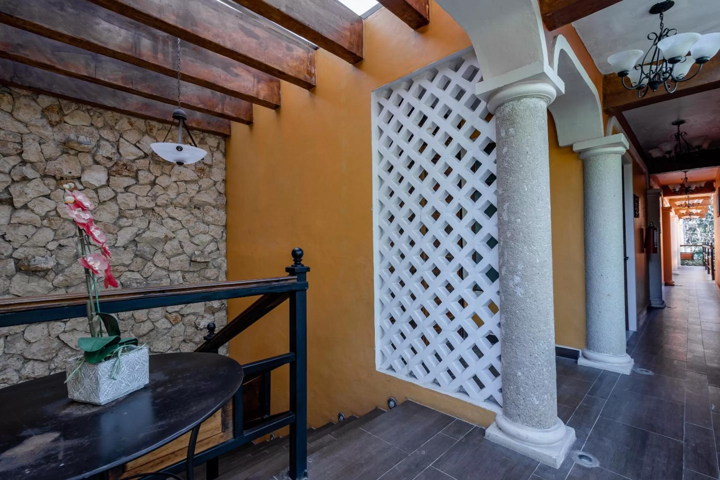 Patio in El Zaguán Colonial by GuruHotel