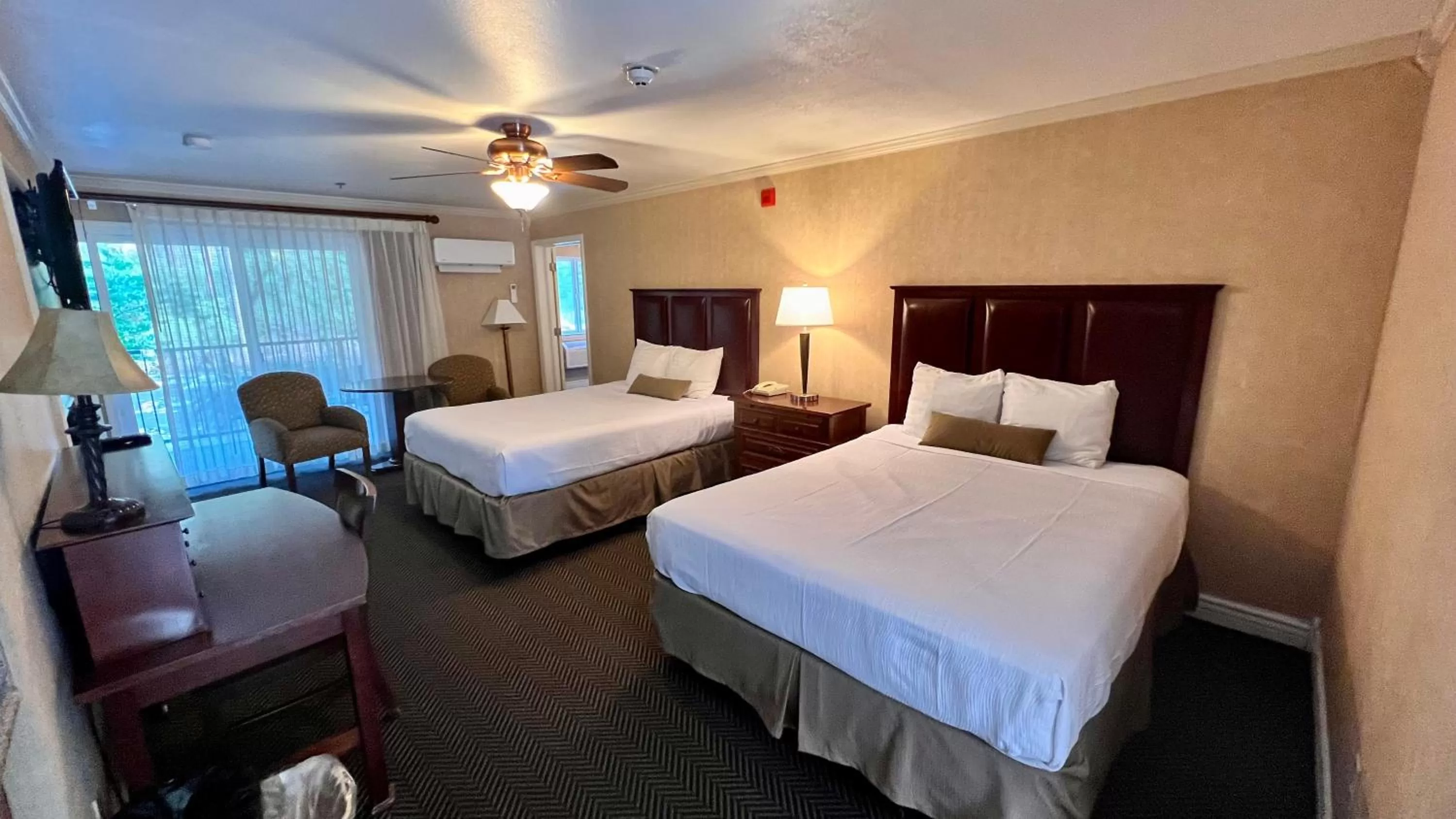 Bed in Yosemite View Lodge